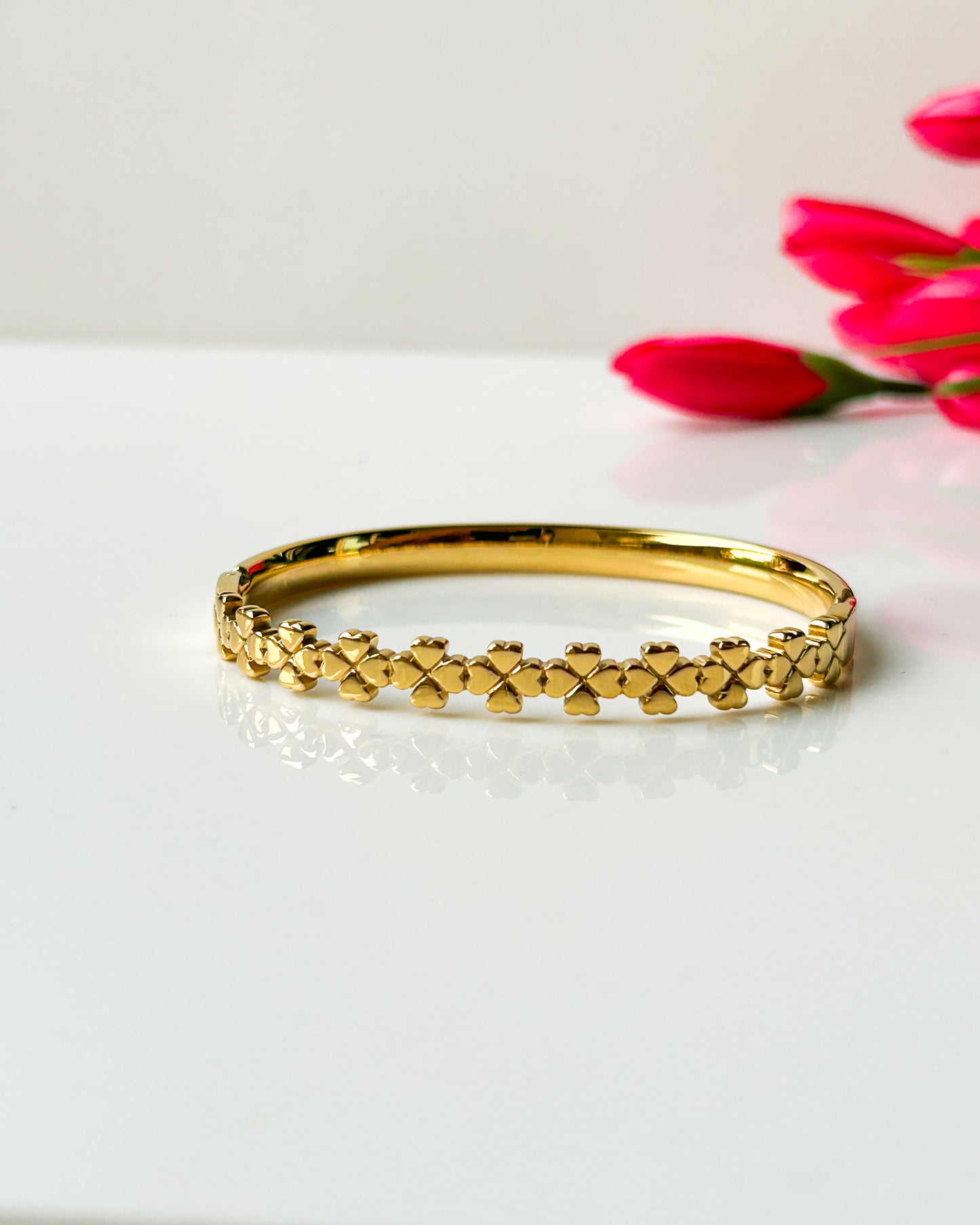 Flower detaile bracelet