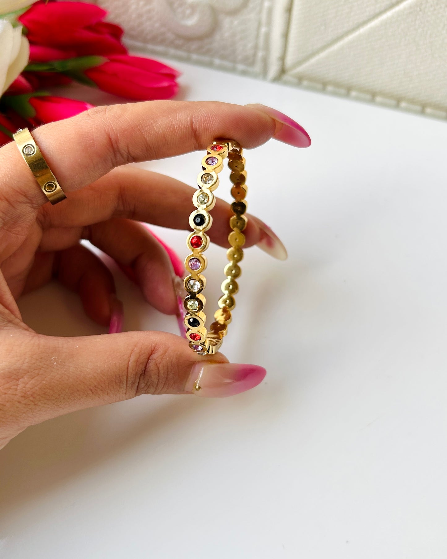 Round multicolour stone, thin wrist bracelet