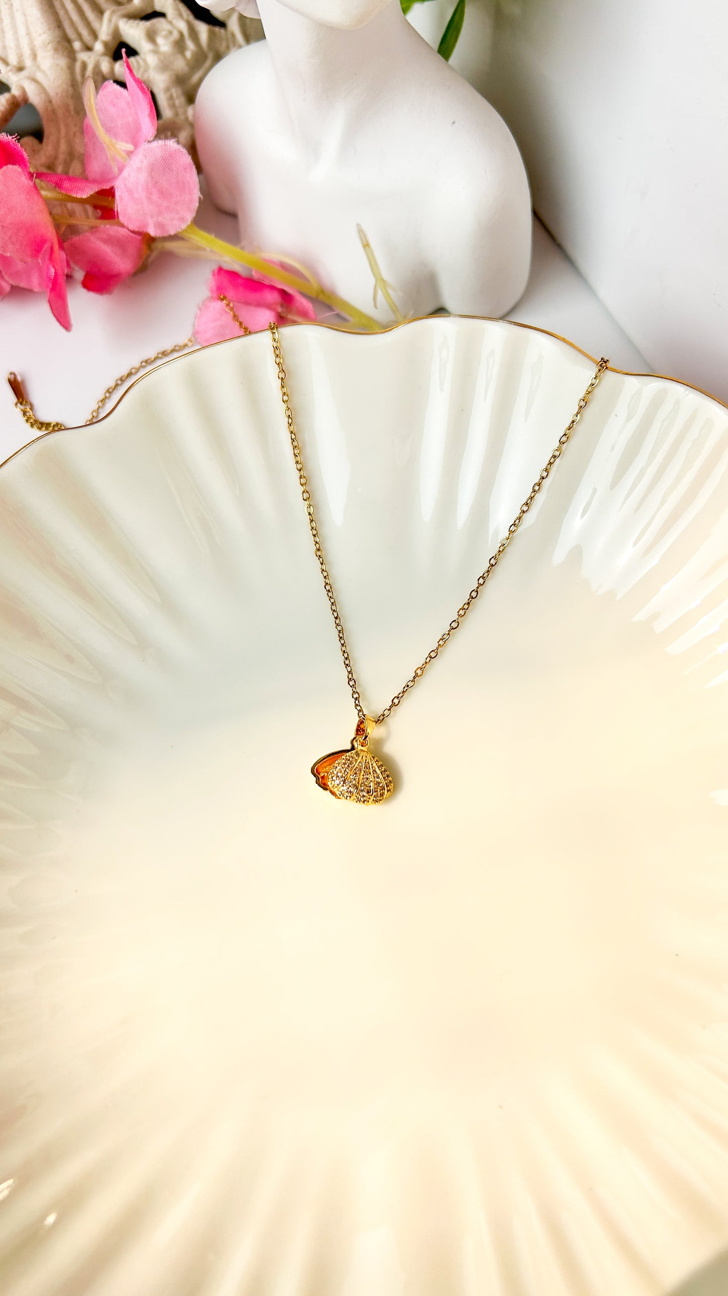 Pearl and stone shell detail necklace