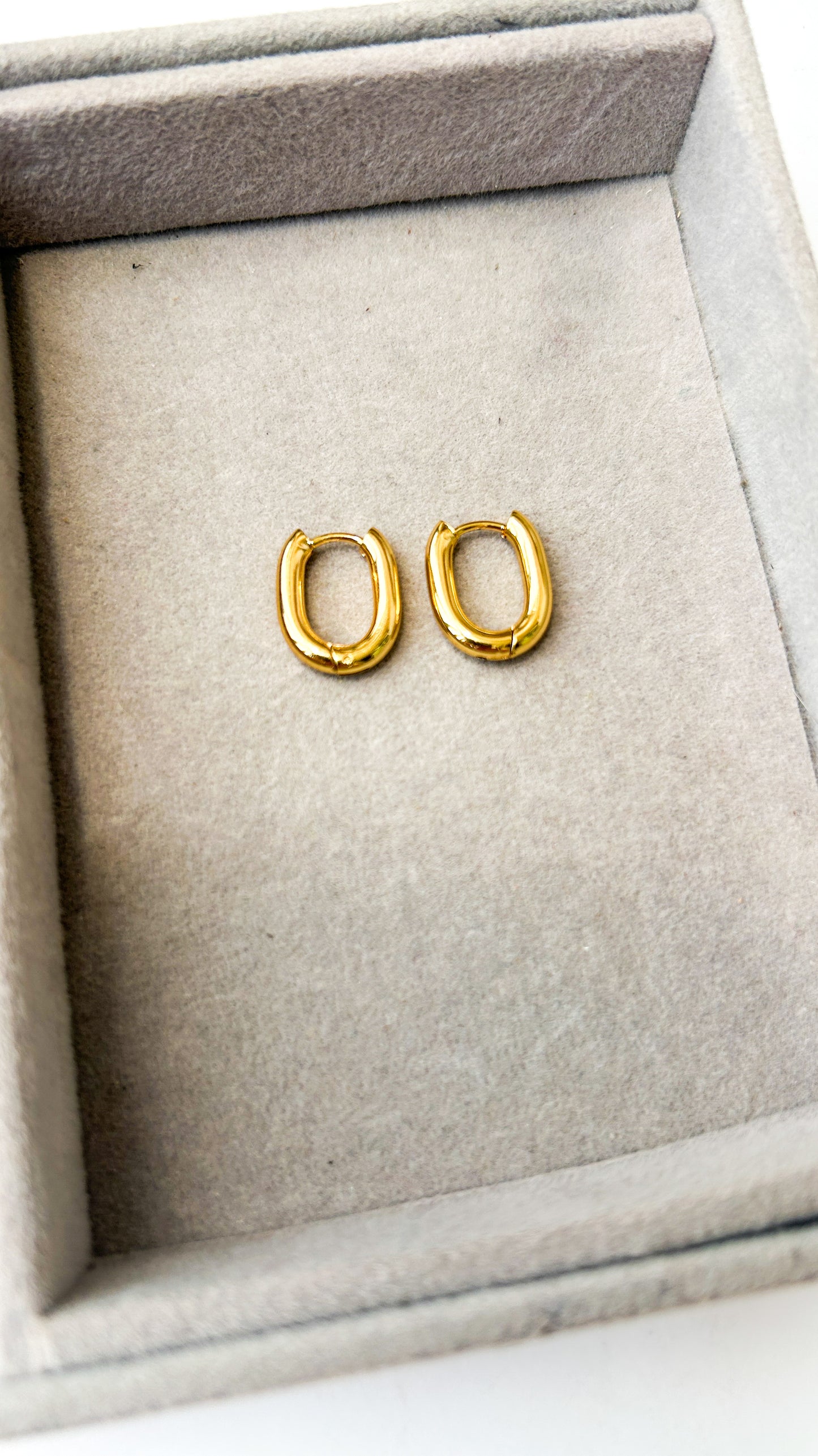 Classic oval hoops