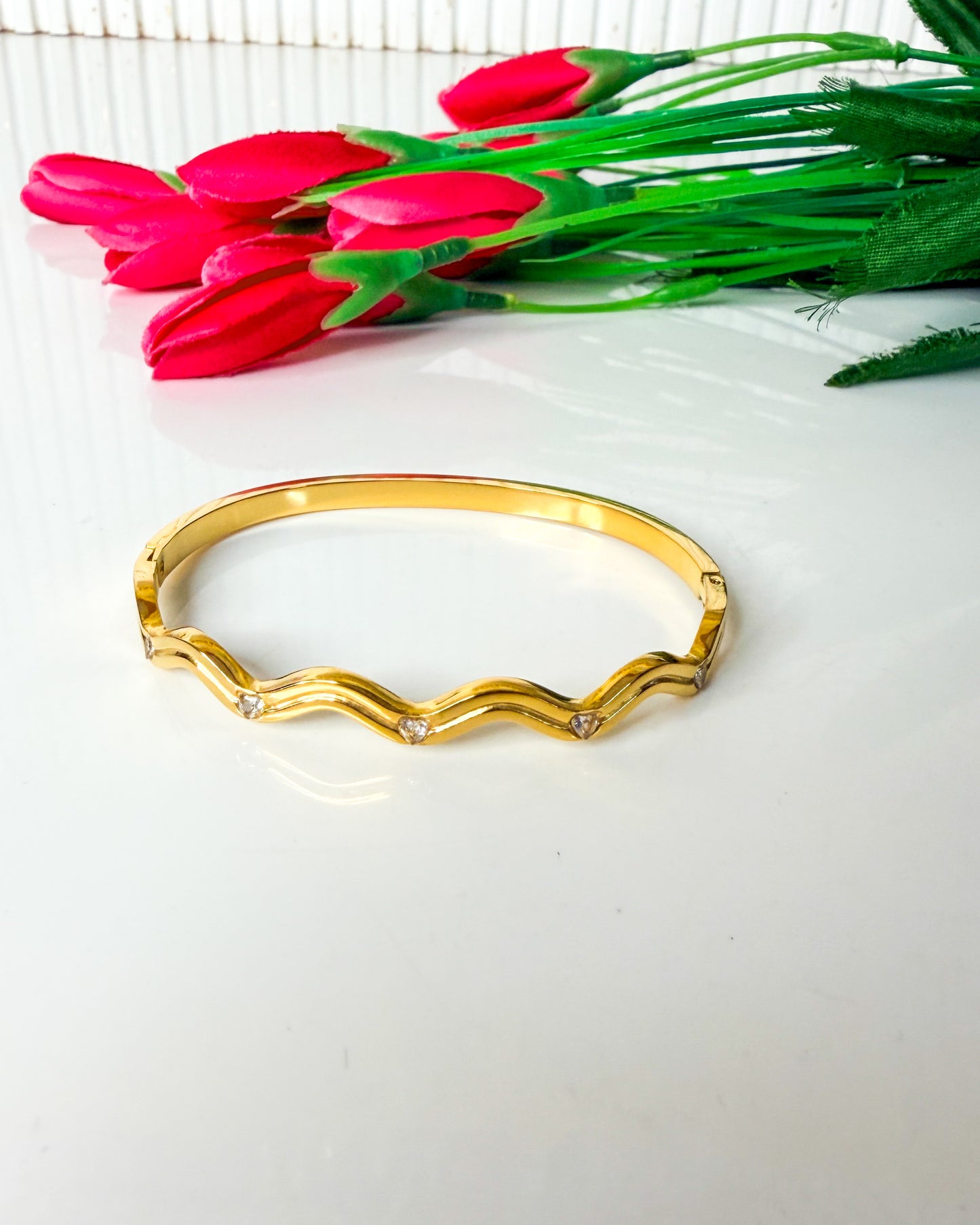 Wavy studded bracelet