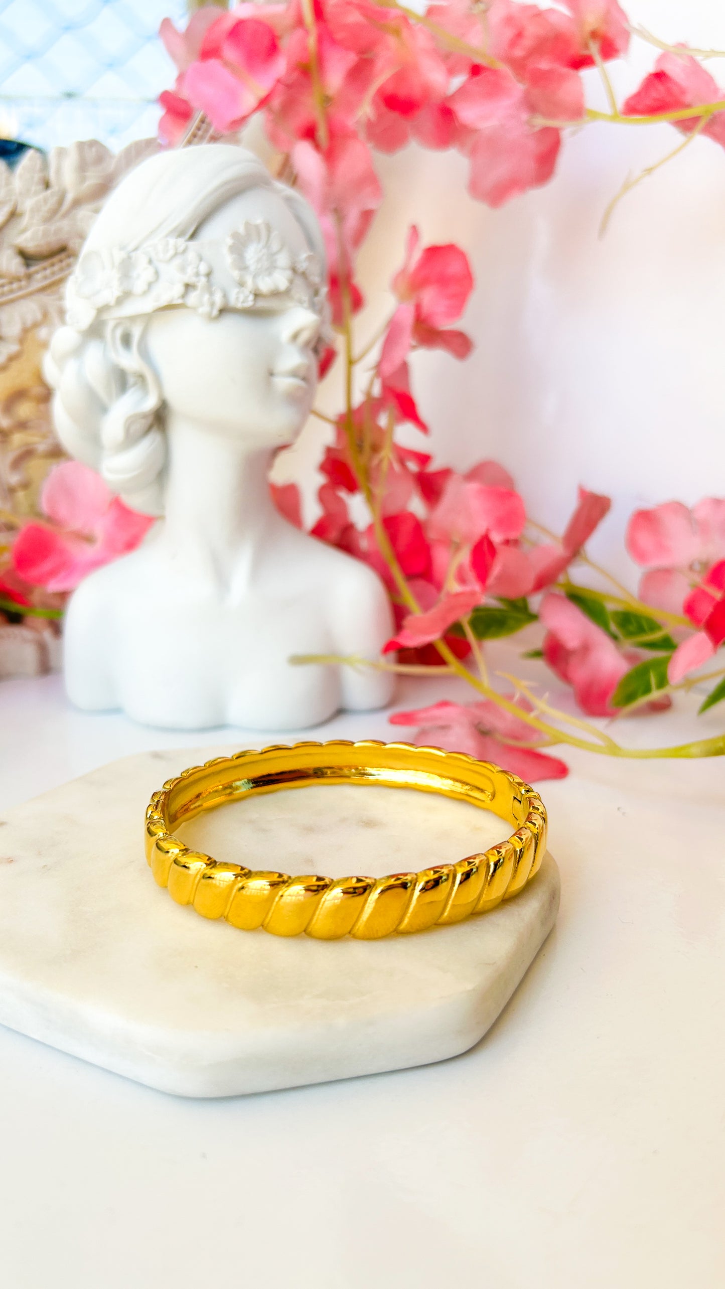 Swirl patterned bracelet