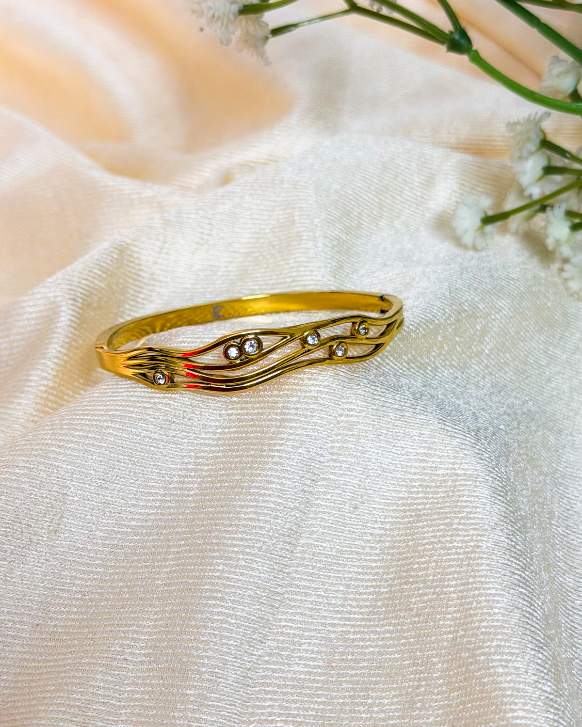 Wave with round stone bracelet