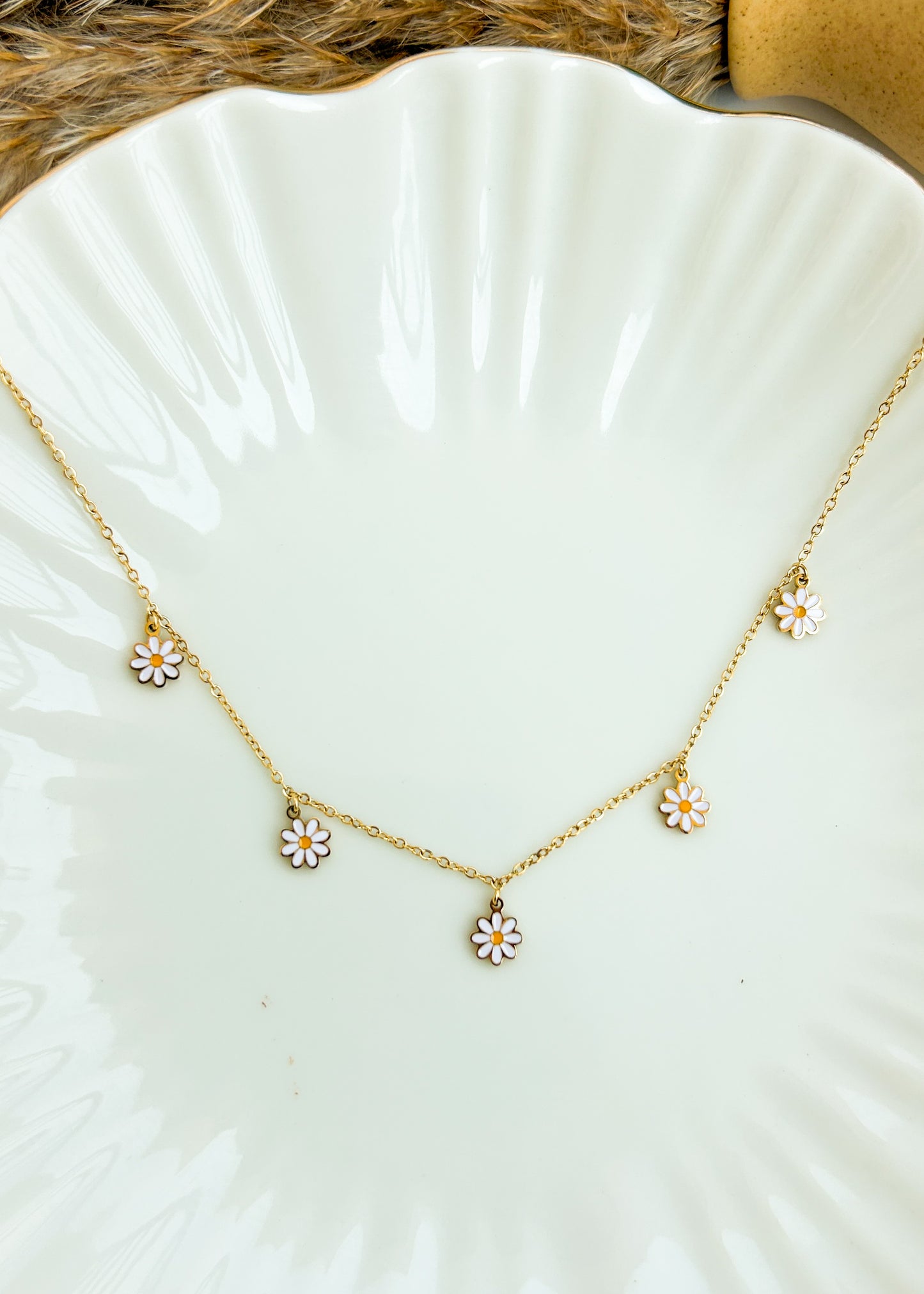 Daisy charm necklace