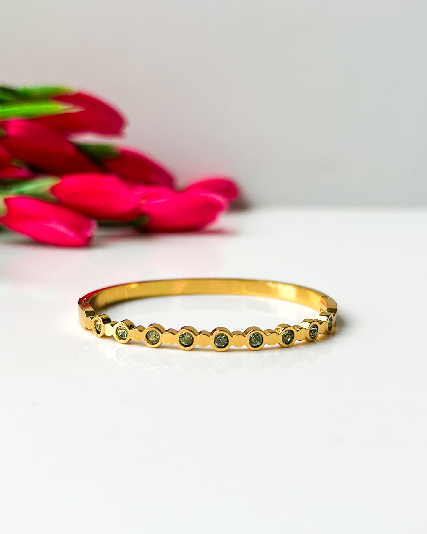 Green stone thin wrist / baby size bracelet