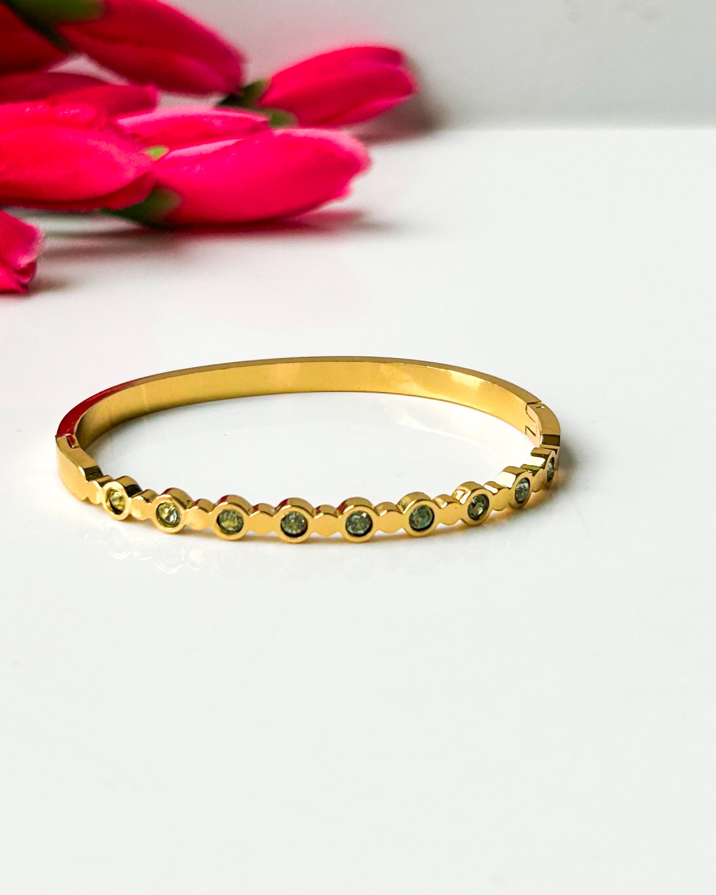 Green stone thin wrist bracelet