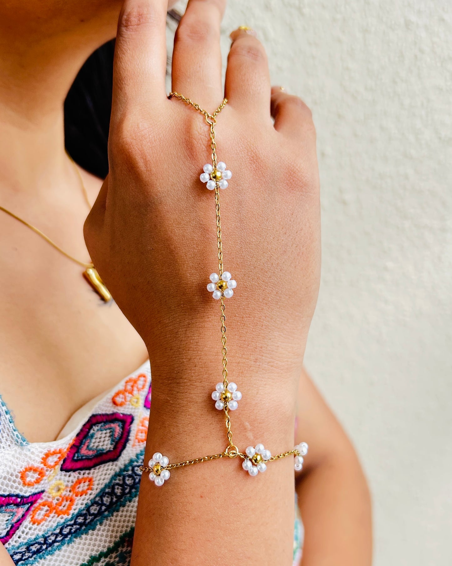 Daisy floral hand chain
