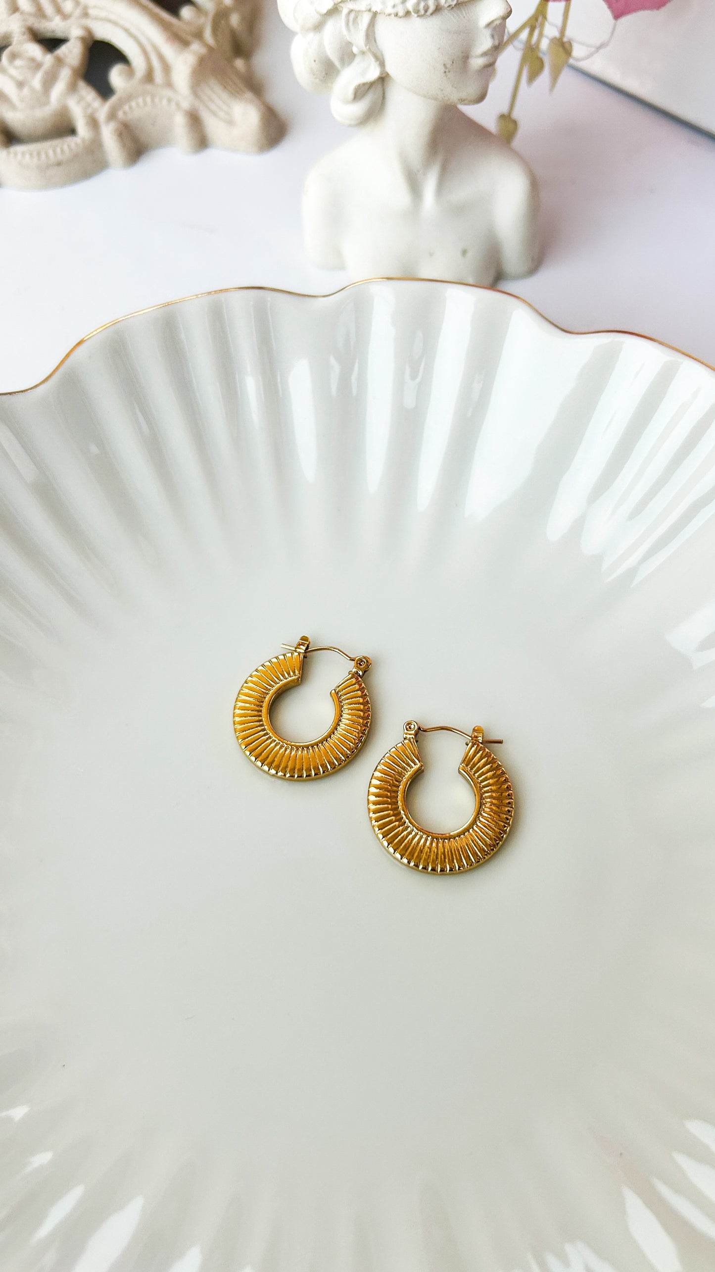 Detailed flat hoops