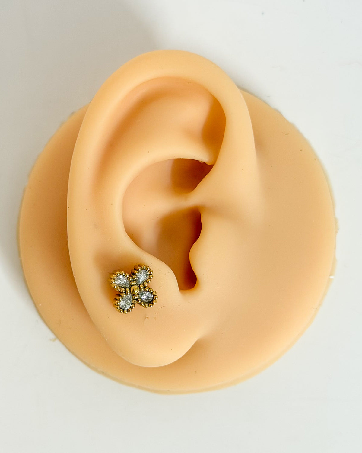 Studded clover ballback studs (Ss)