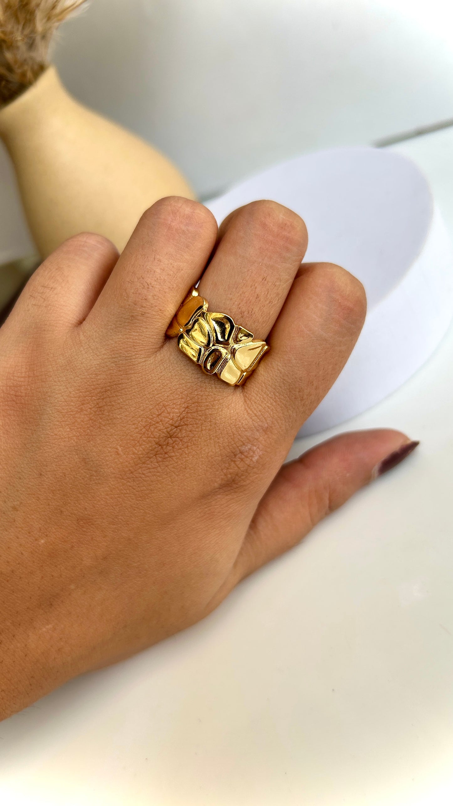 Adjustable floral ring