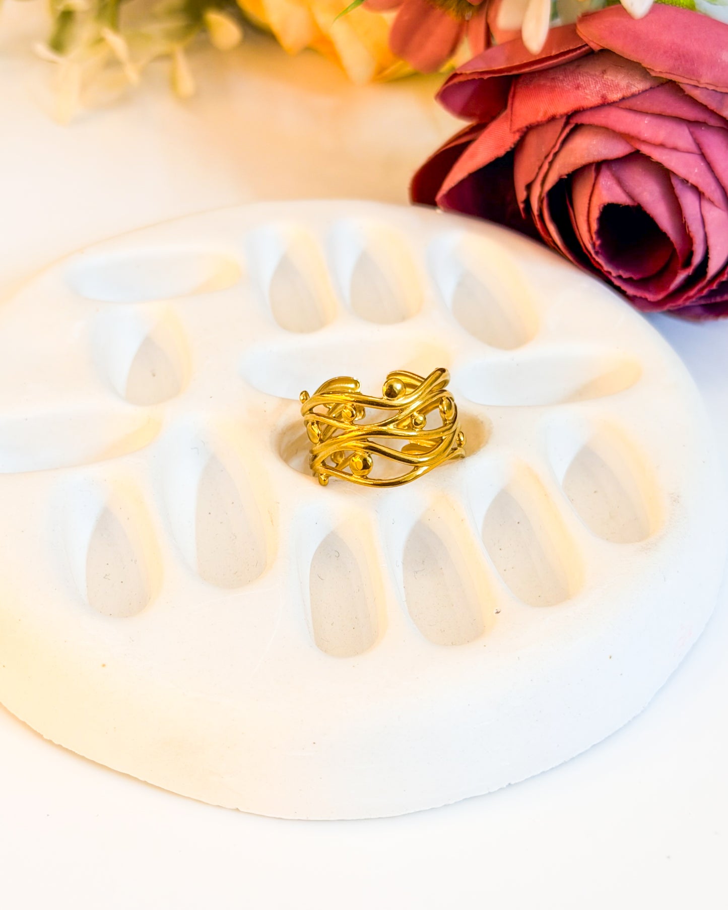 Wavy detailed adjustable ring