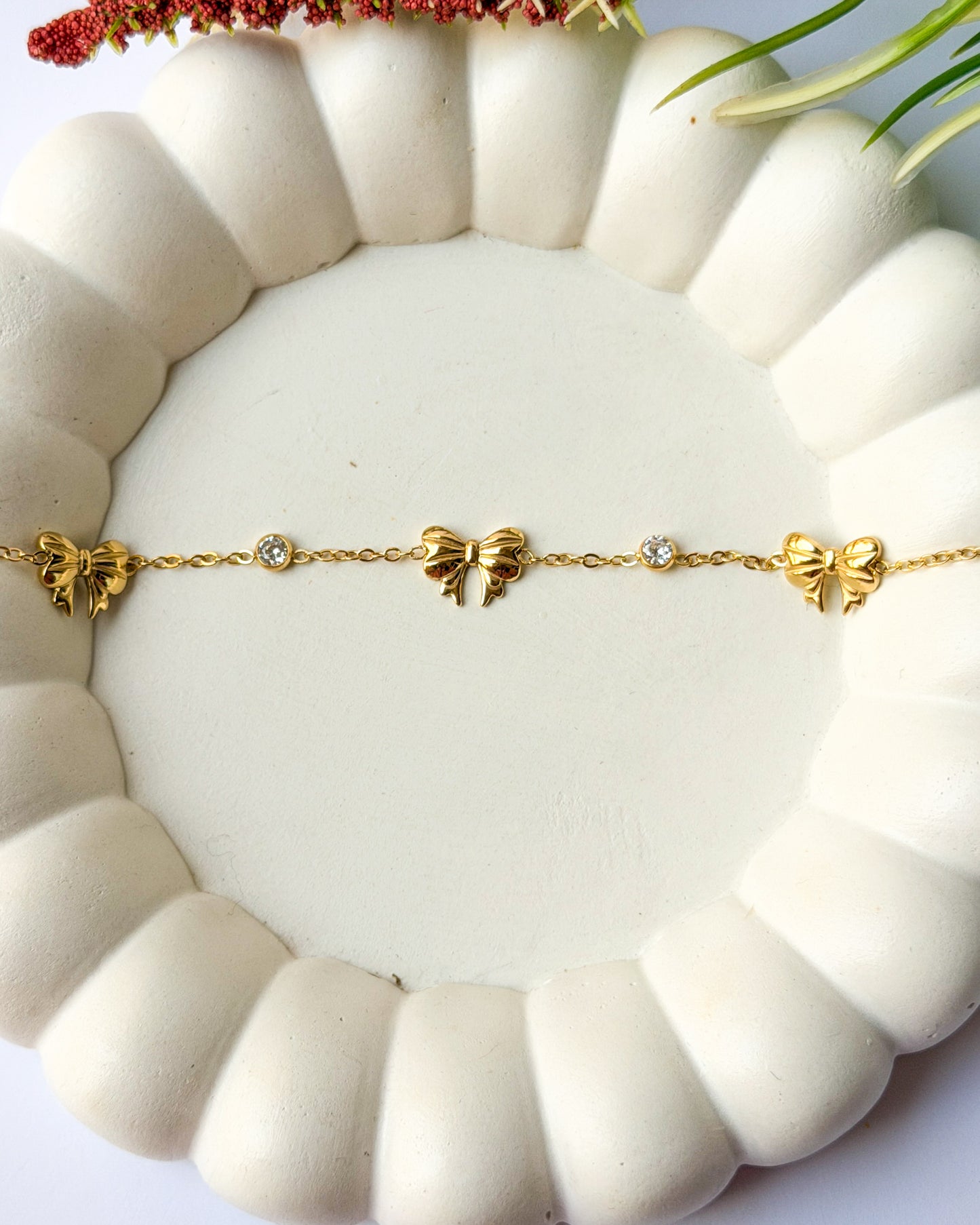 Bow with round stone bracelet