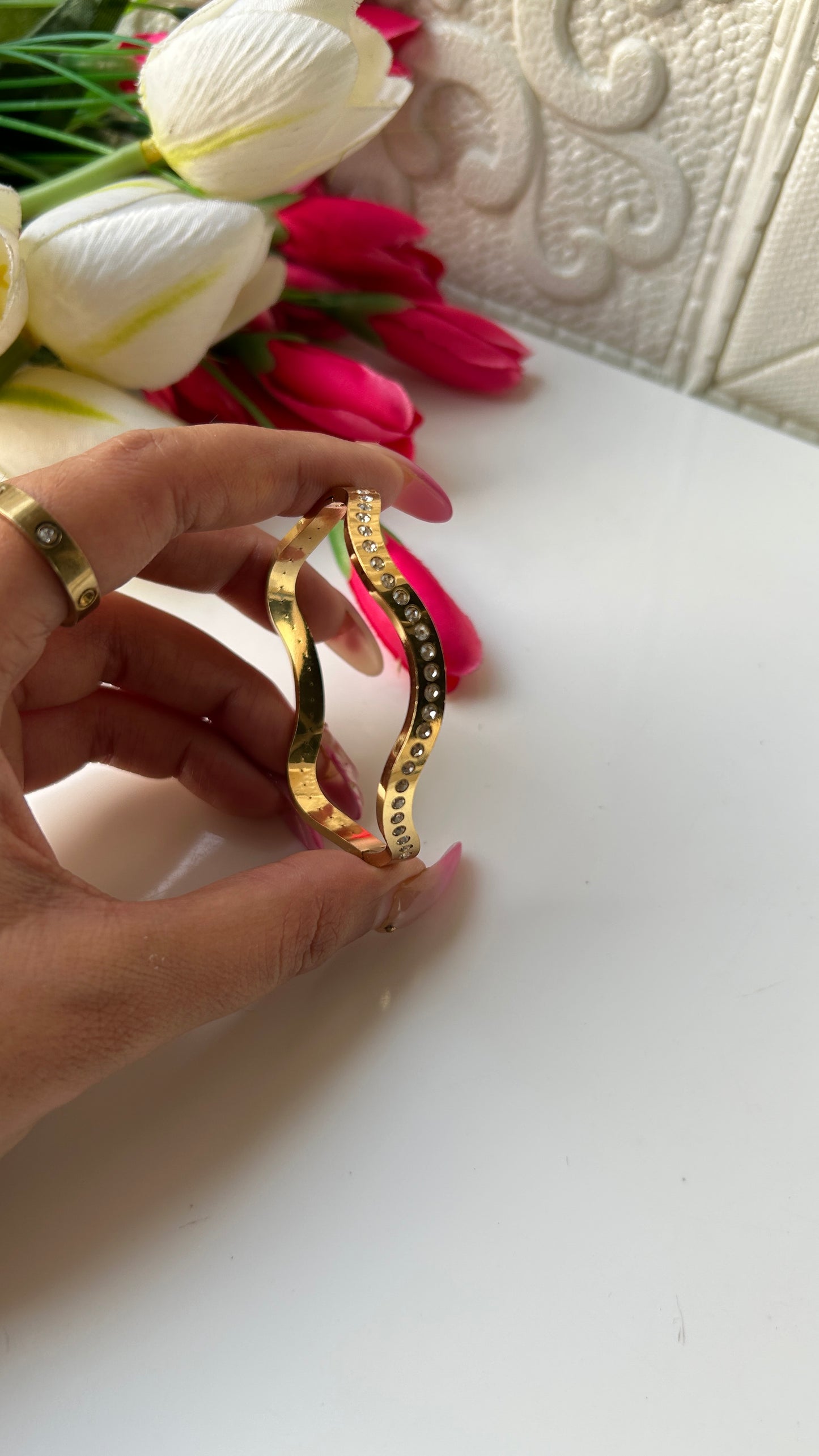 Wavy studded thin wrist bracelet