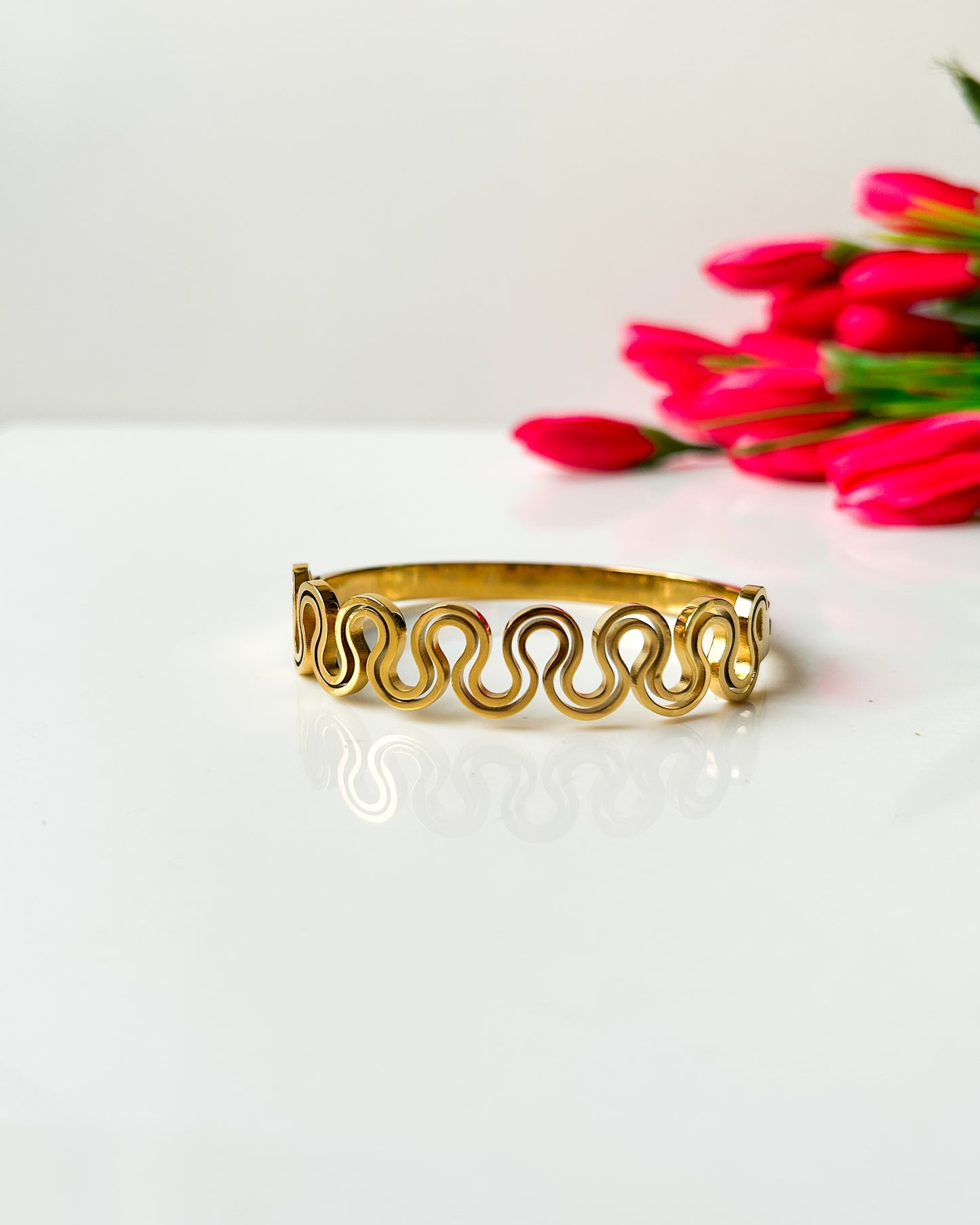 Wavy patterned bracelet
