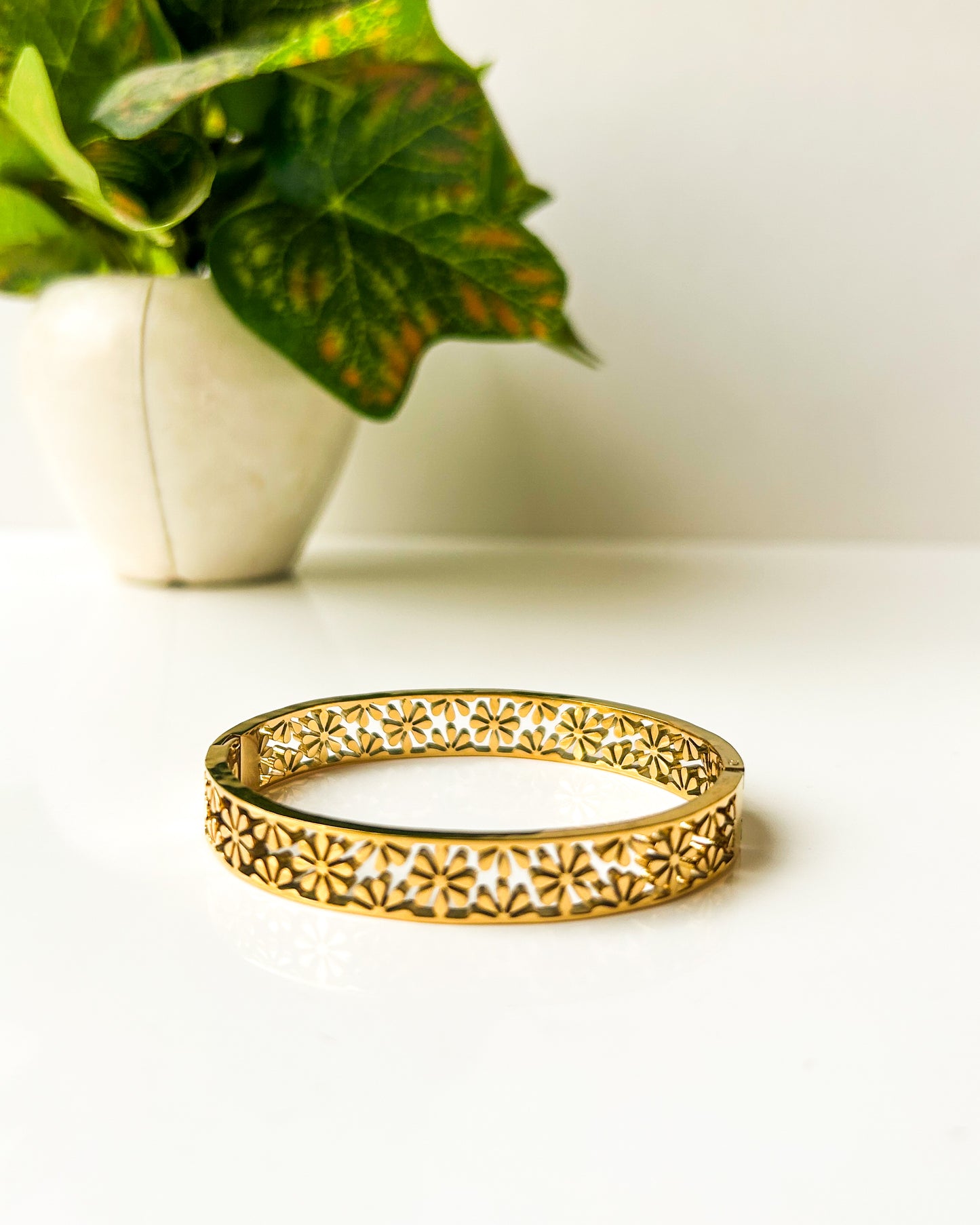 Vintage floral thin wrist / baby size bracelet