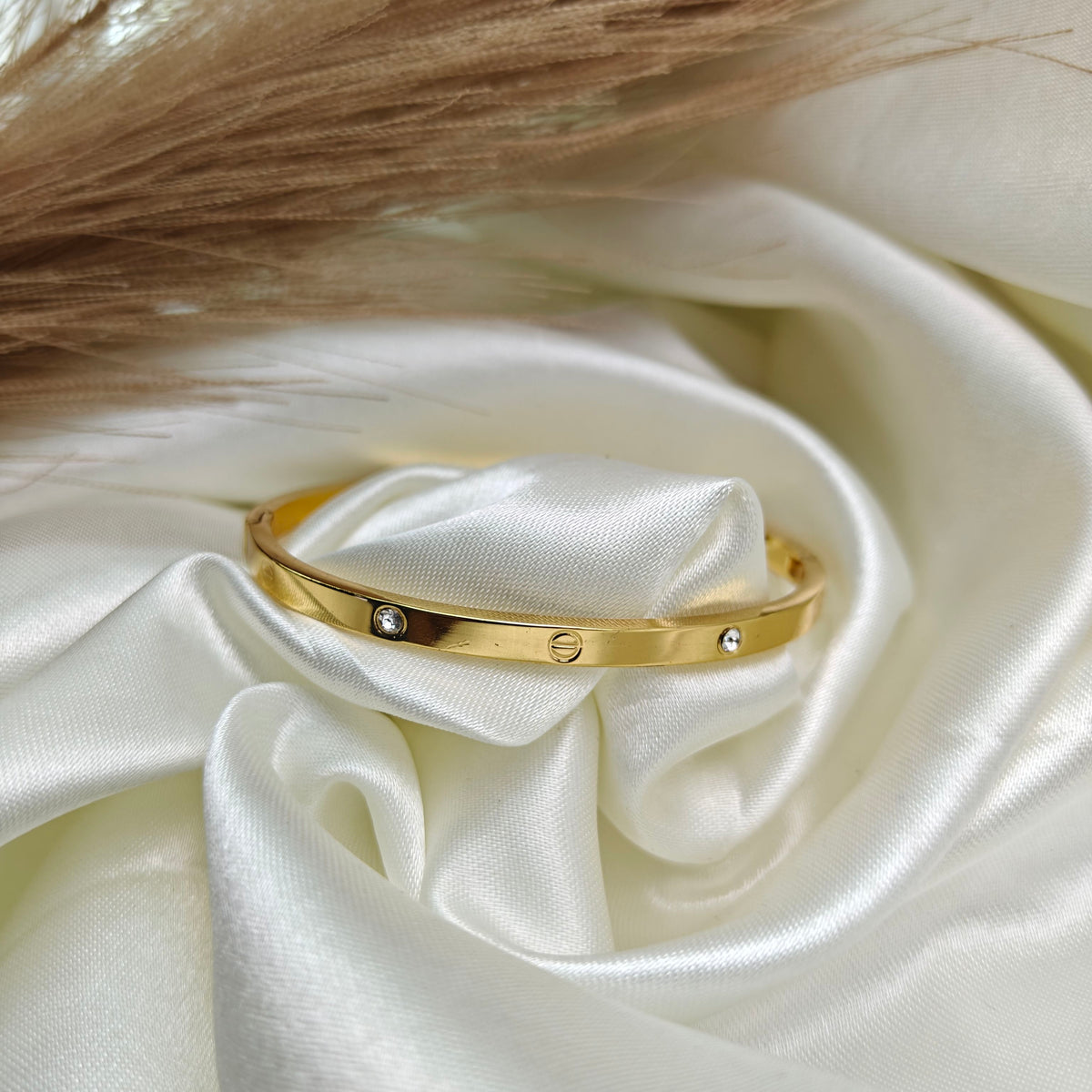 Thin cartier bracelet size 19 ( for big wrists) broad too