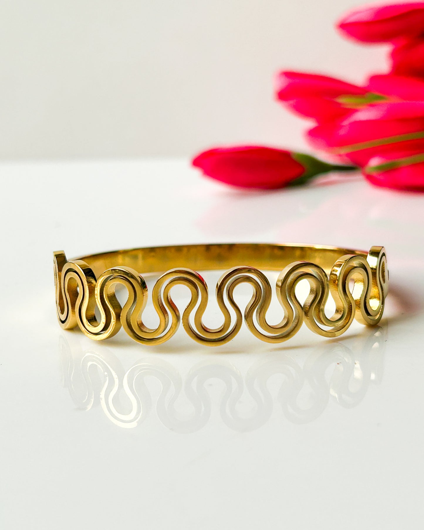 Wavy patterned bracelet