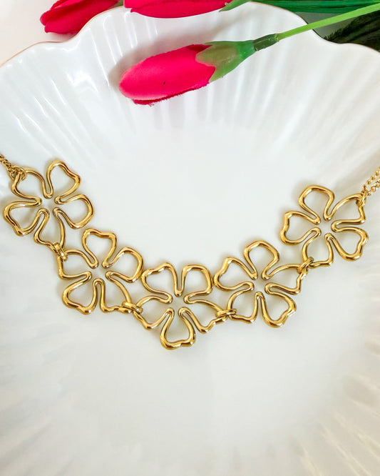 Trendy gold floral necklace