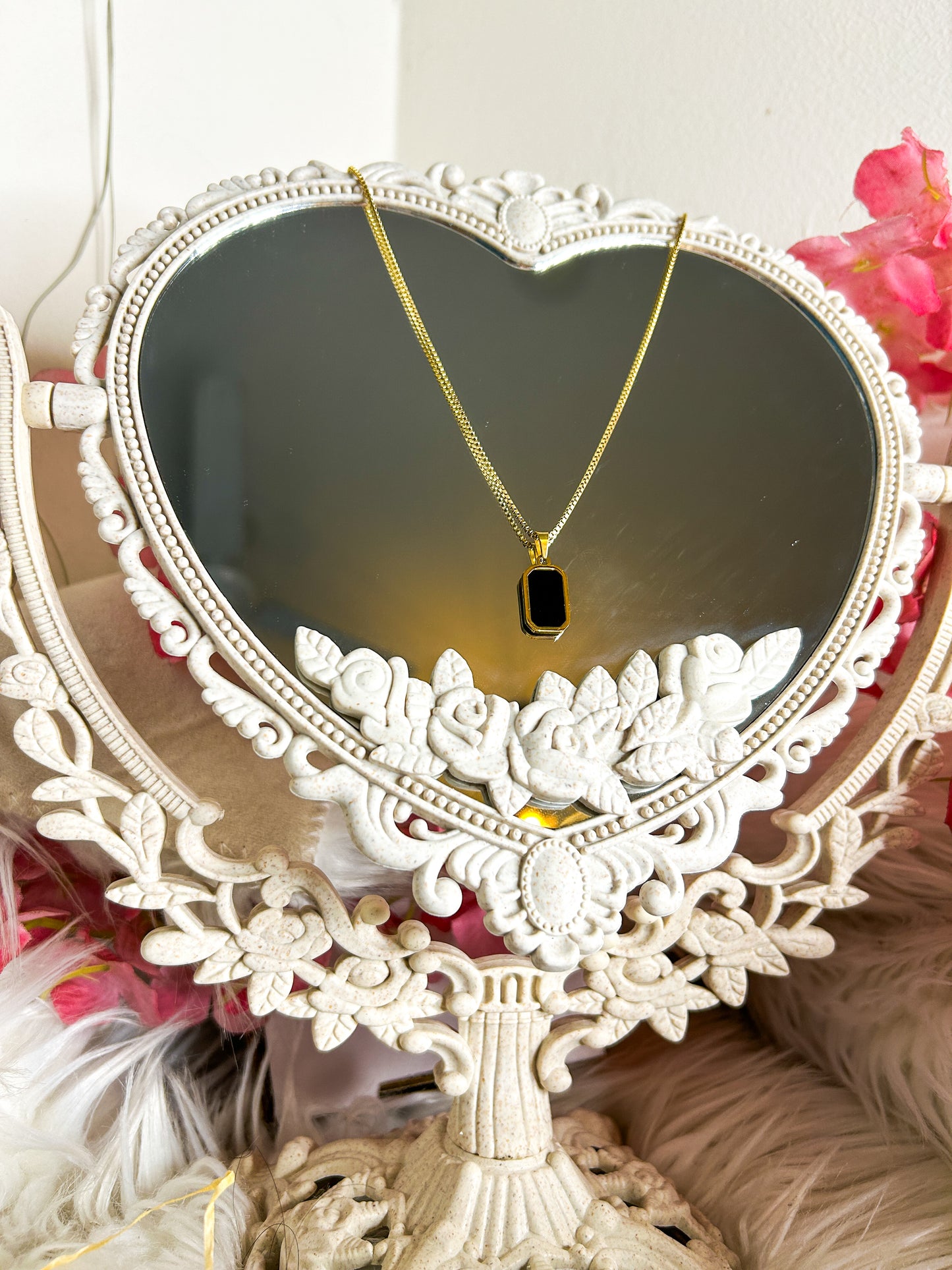 Reversible necklace with secret engraving