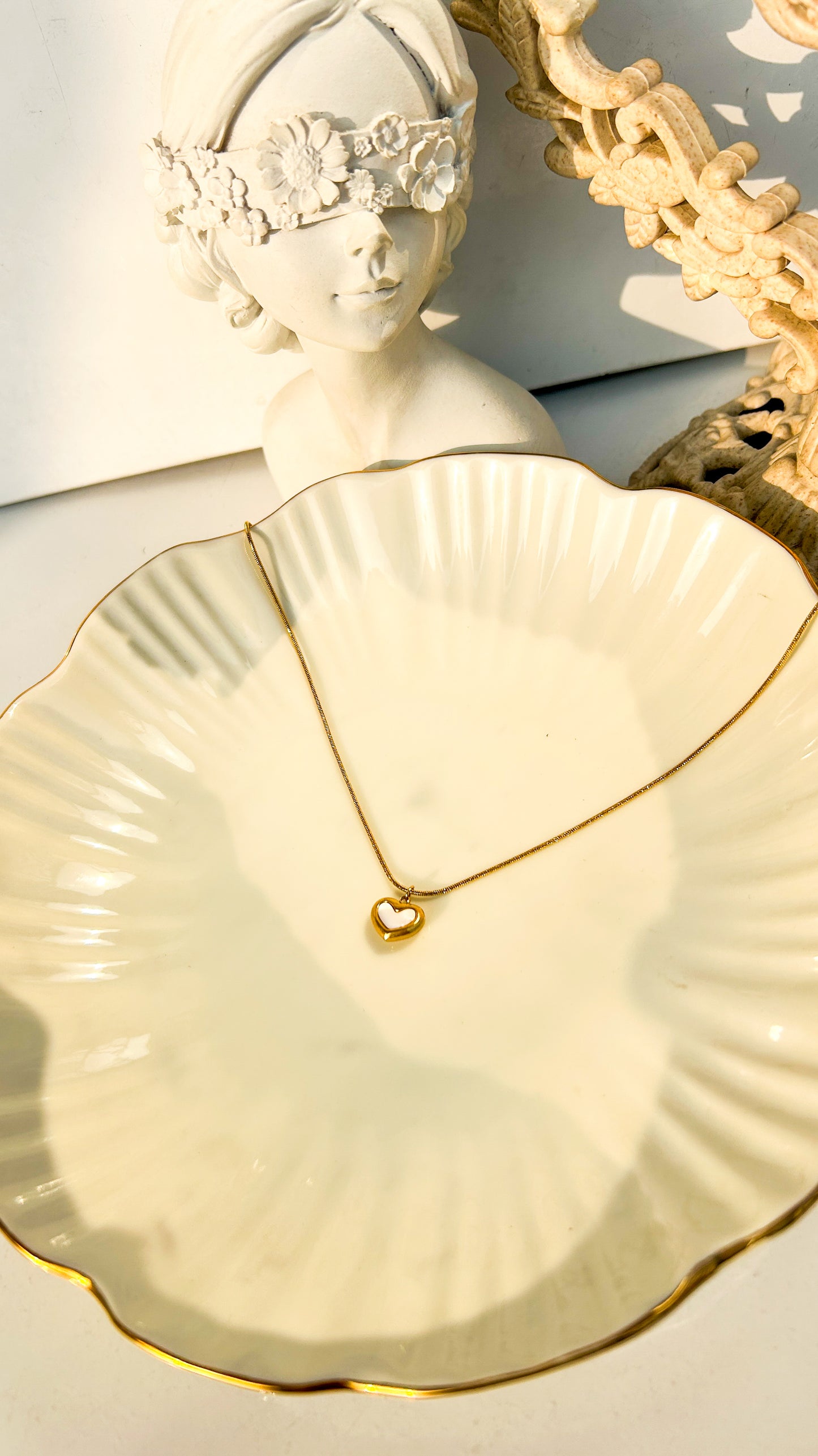 Minimal heart necklace white