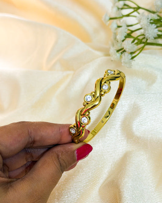 Wavy pattern with round stone thin wrist bracelet