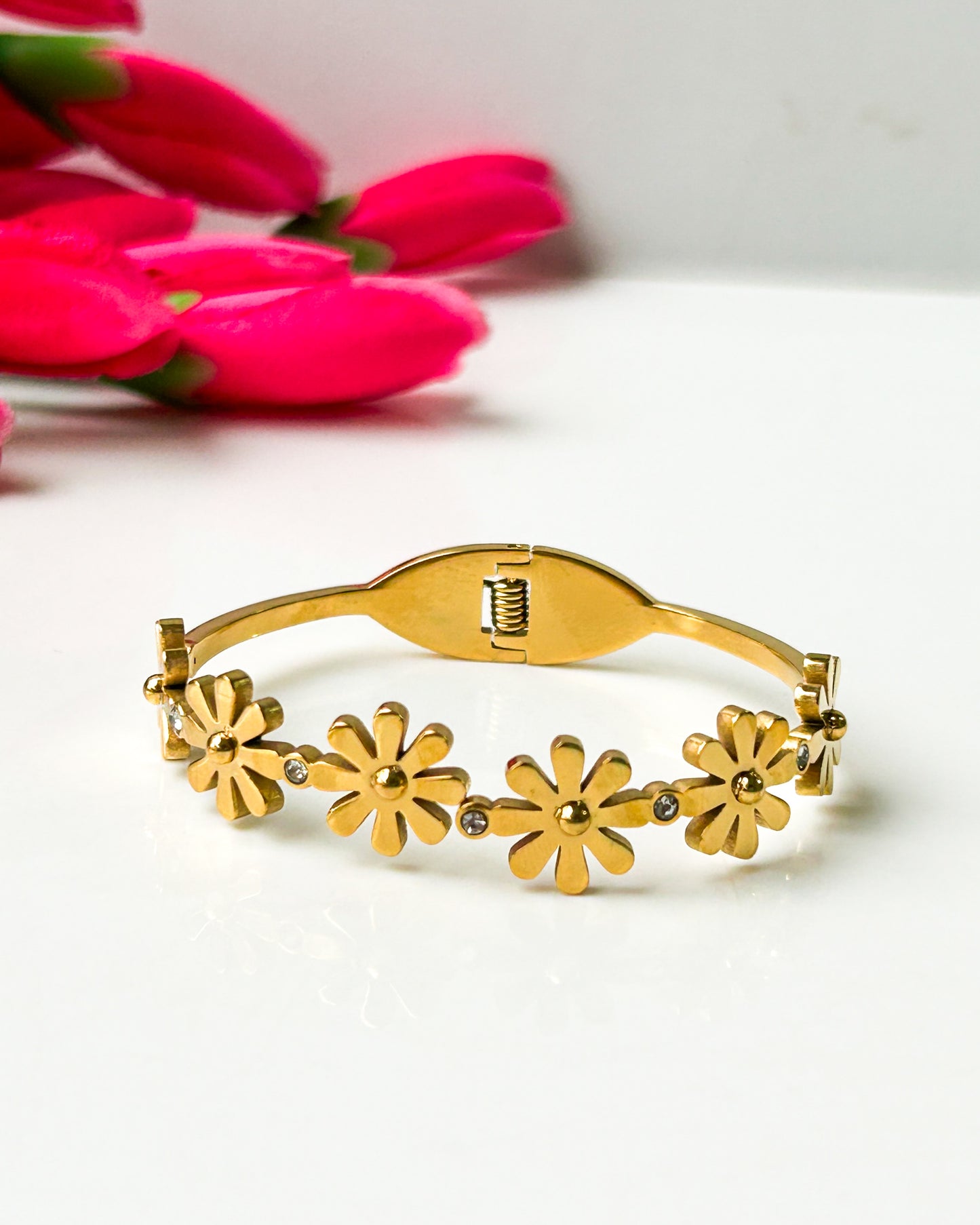 Daisy thin wrist bracelet
