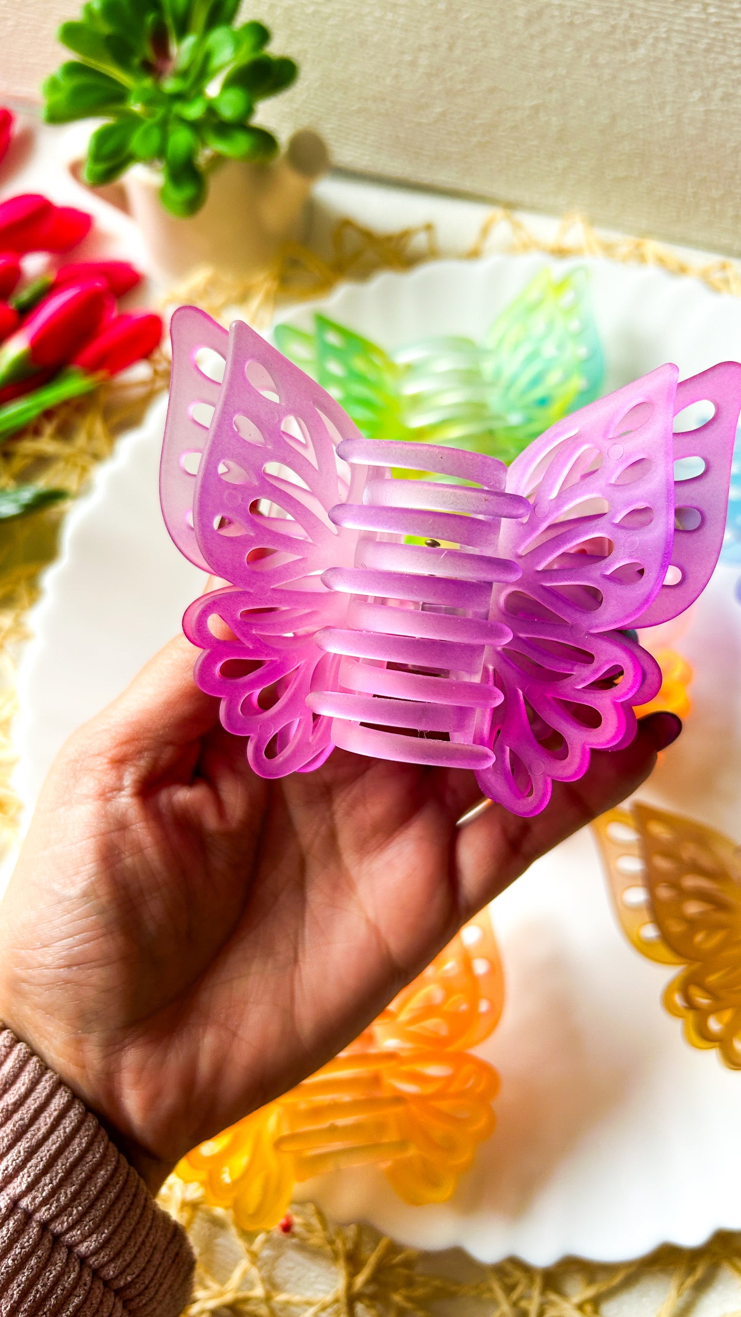Dual tone butterfly claw clip
