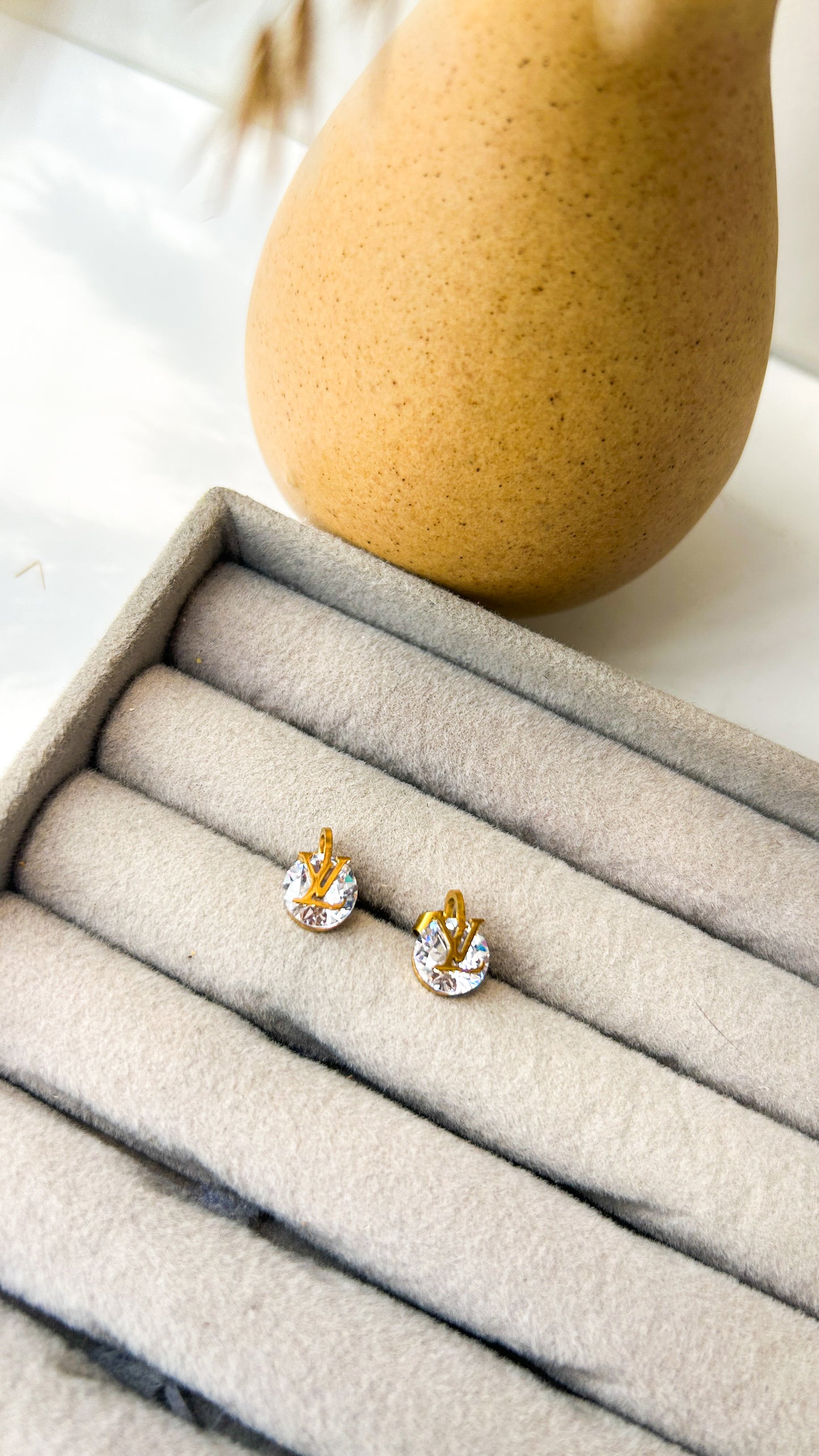 Lv studs