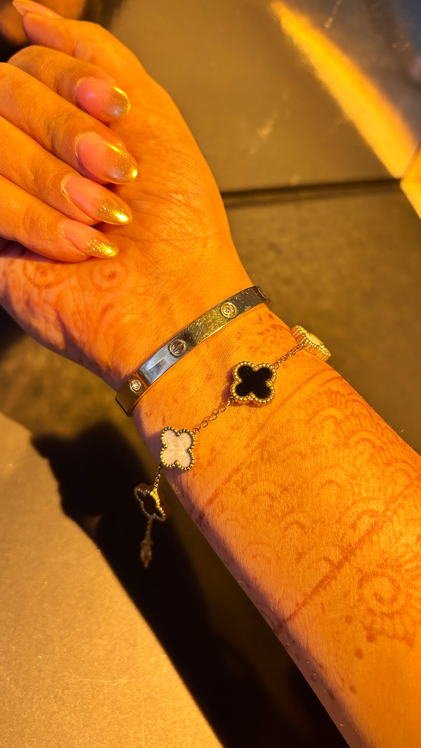 Reversible black and white clover bracelet