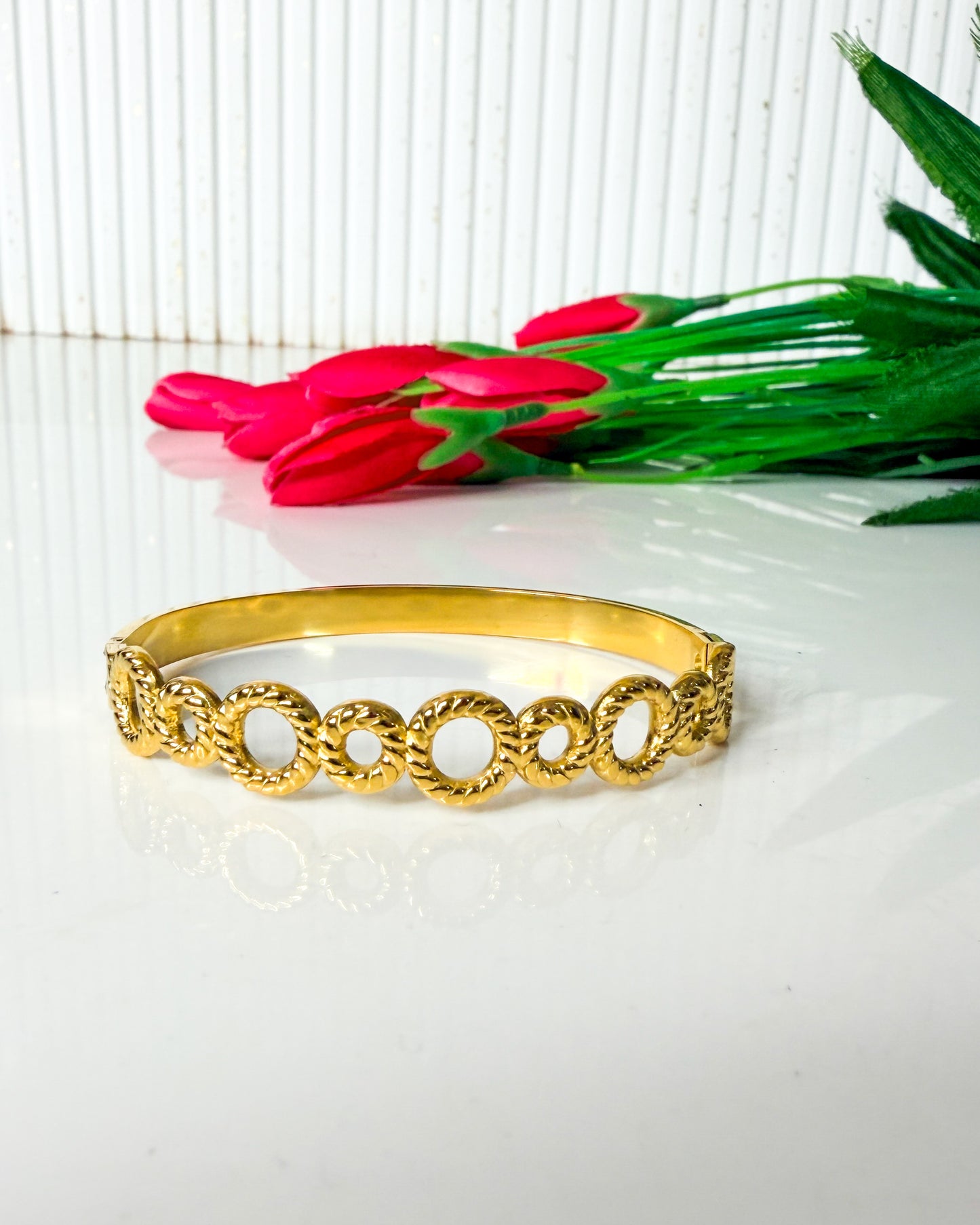 Hollow round link bracelet