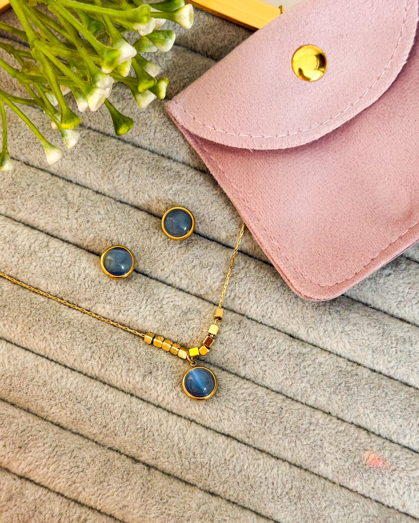 Round blue stone necklace combo with pouch