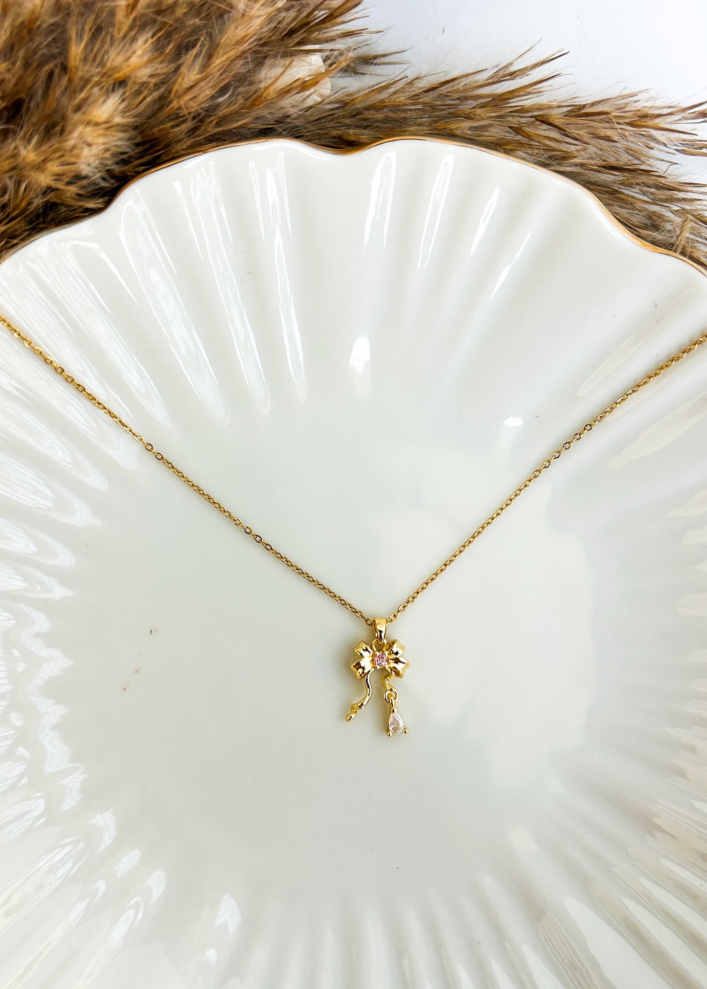 Delicate bow necklace