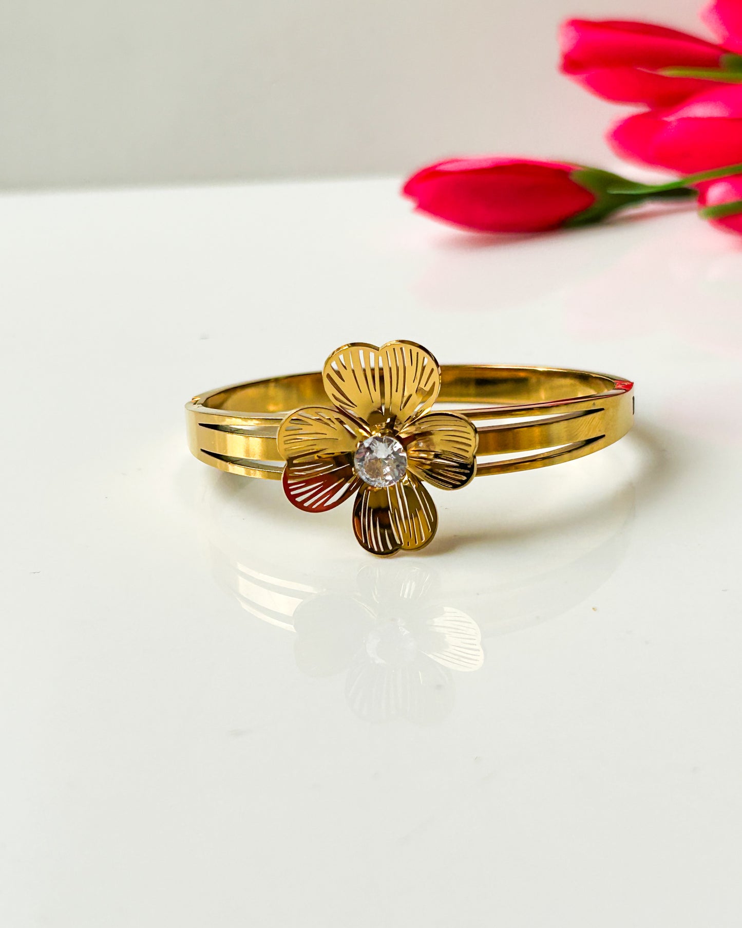 Studded flower thin wrist brcelet
