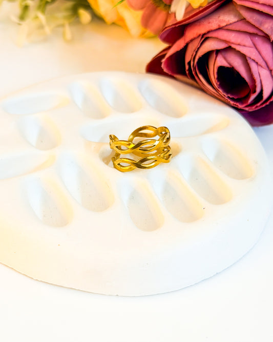 Layered crisscross adjustable ring