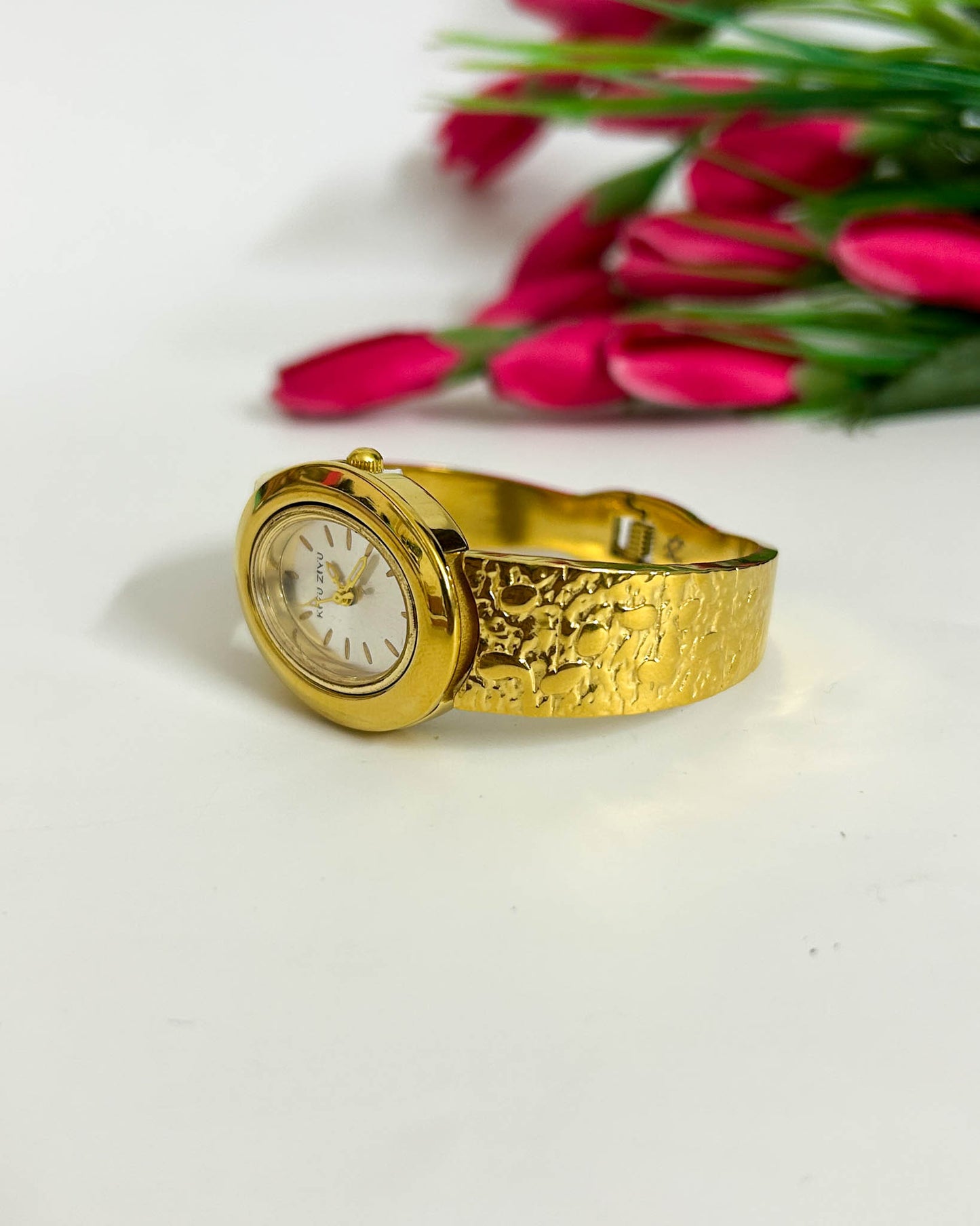 Hammered pattern thin wrist baby size watch