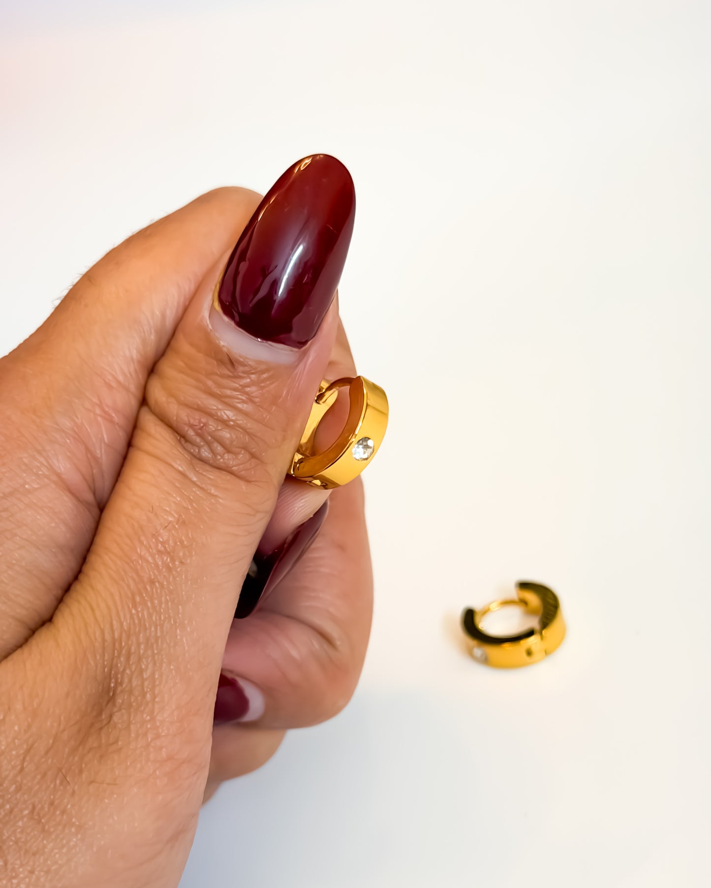 Mini huggies single stone