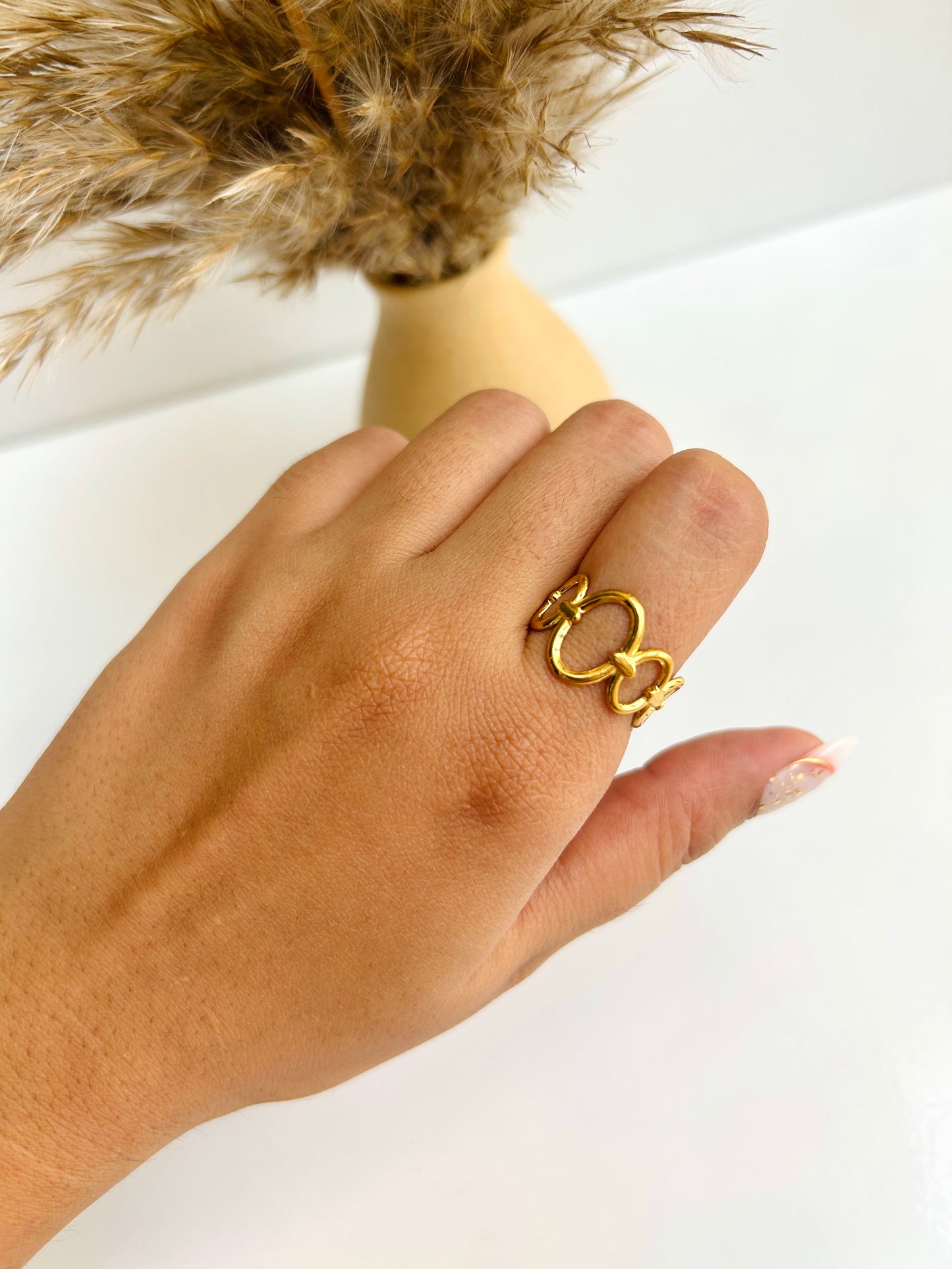 Oval adjustable ring