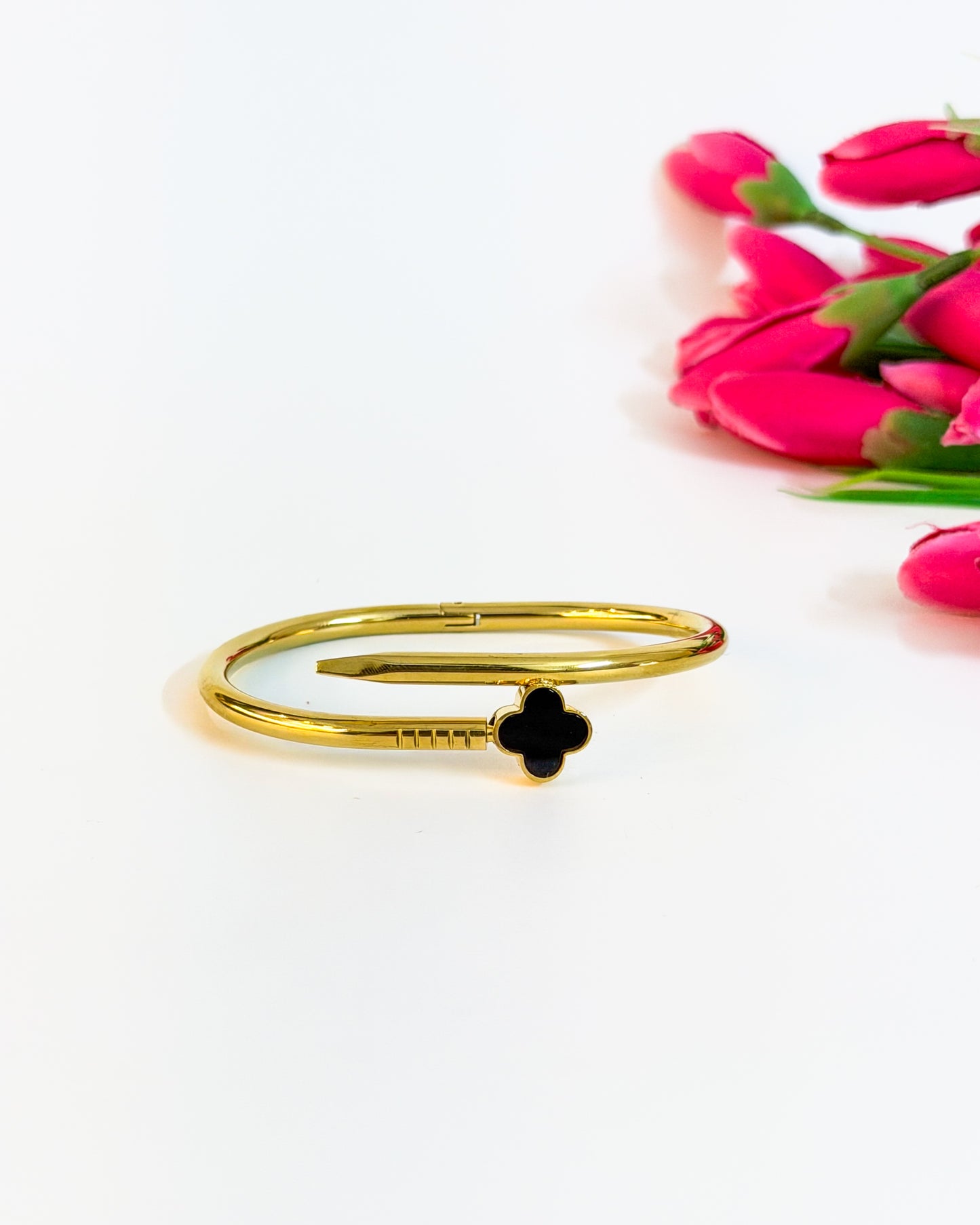 Nail clover bracelet