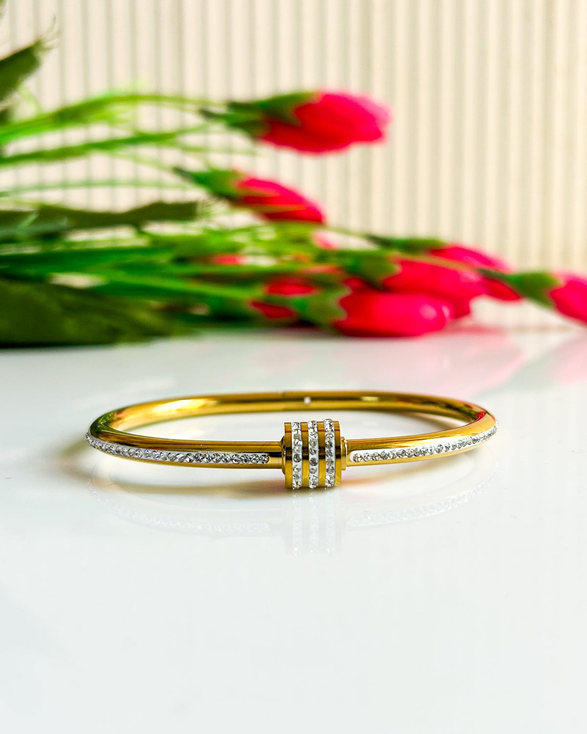 Screw detailed thin wrist / baby size bracelet