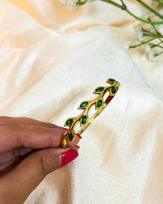 Green leaf stone, thin wrist bracelet
