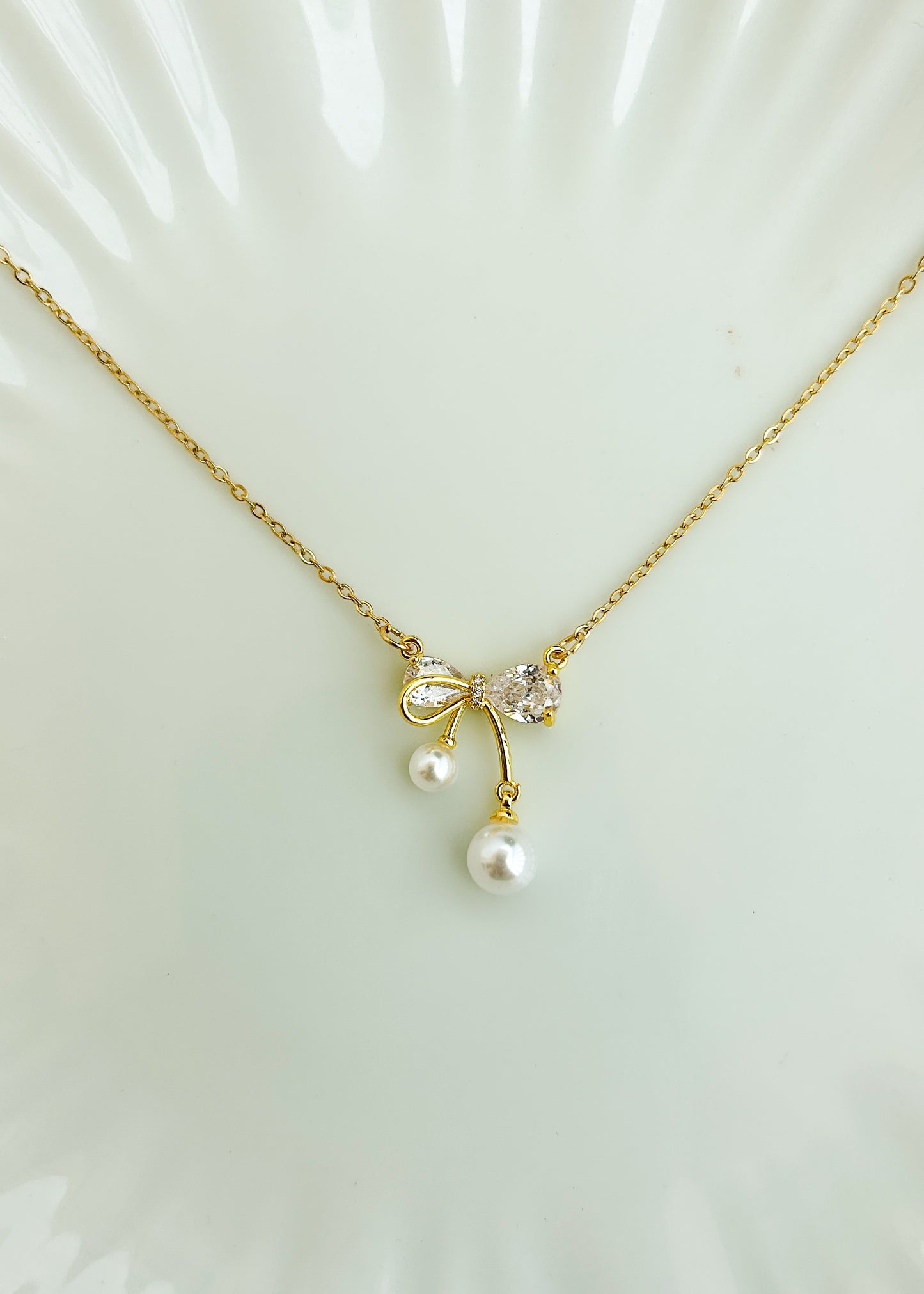 Delicate with pearl hanging necklace
