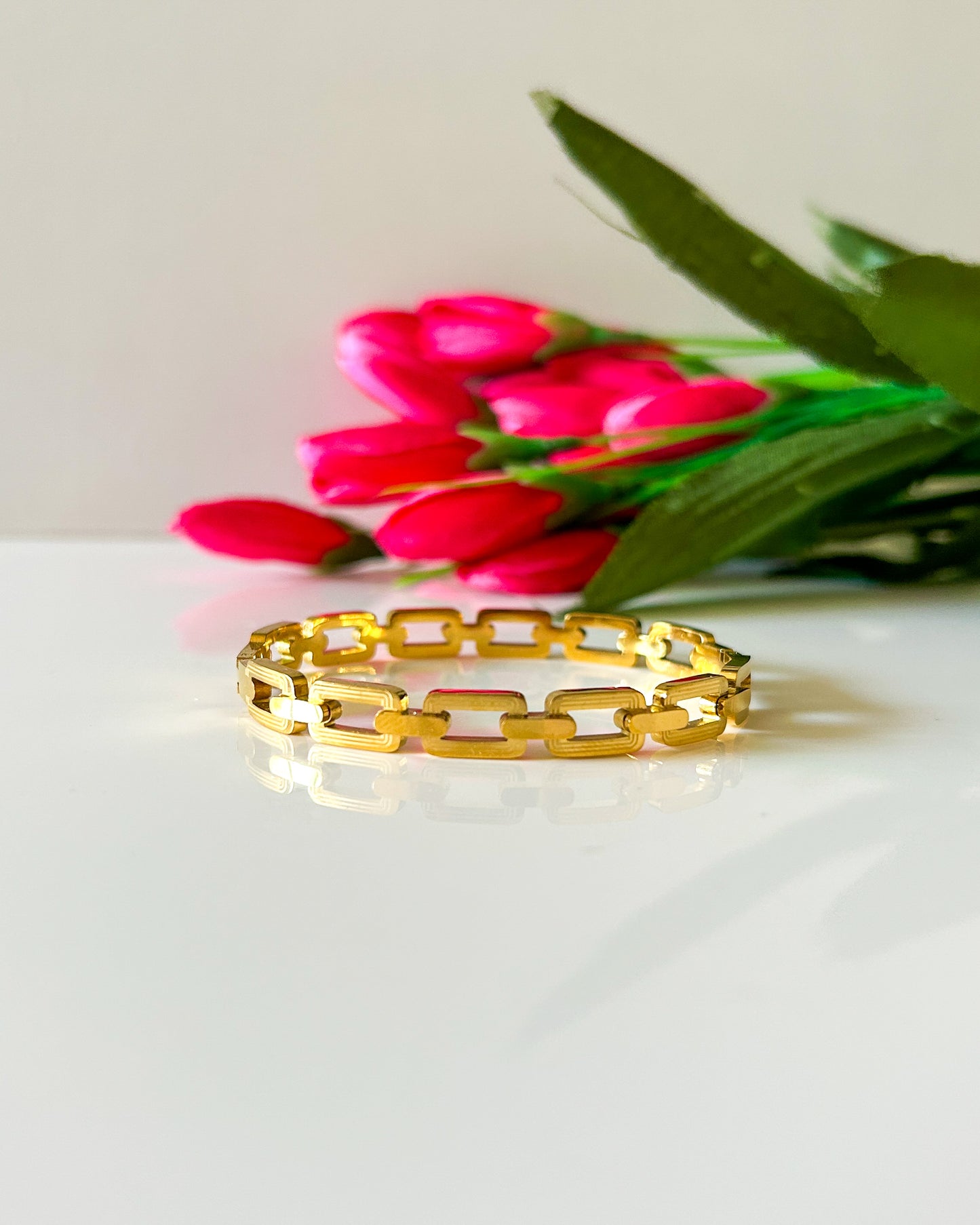 Link patterned statement bracelet