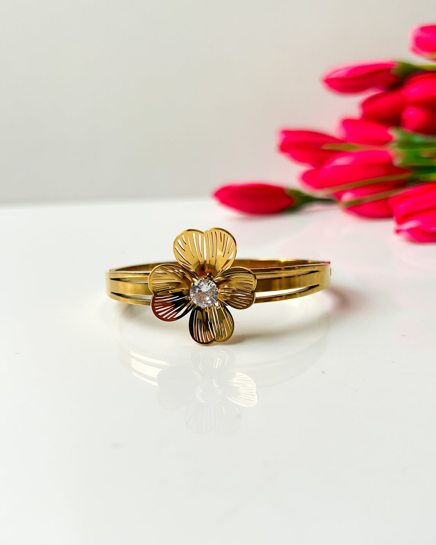 Studded flower thin wrist brcelet