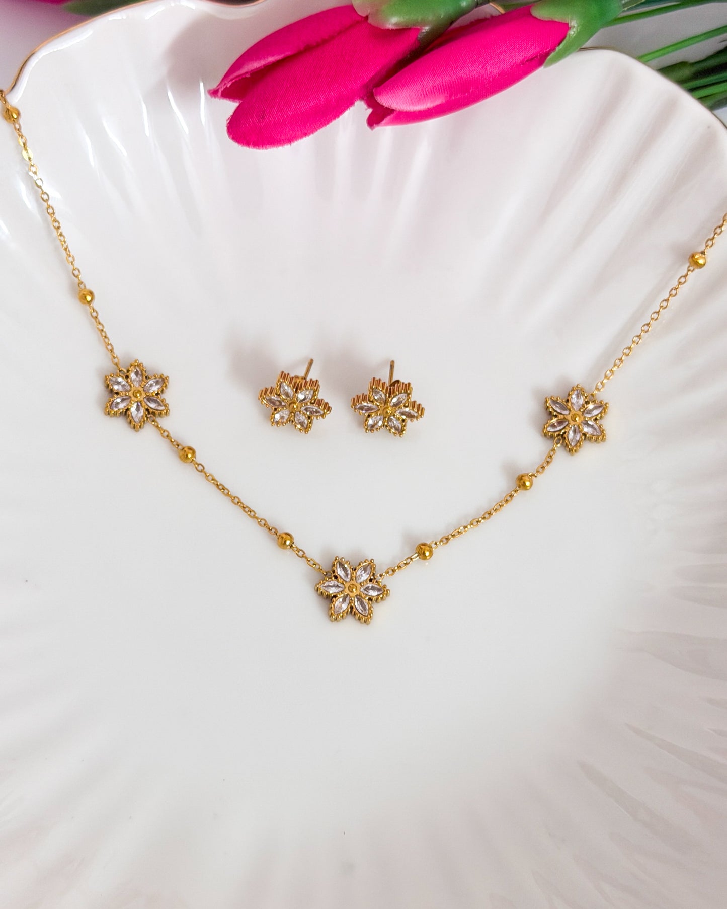 Studded flower necklace with studs