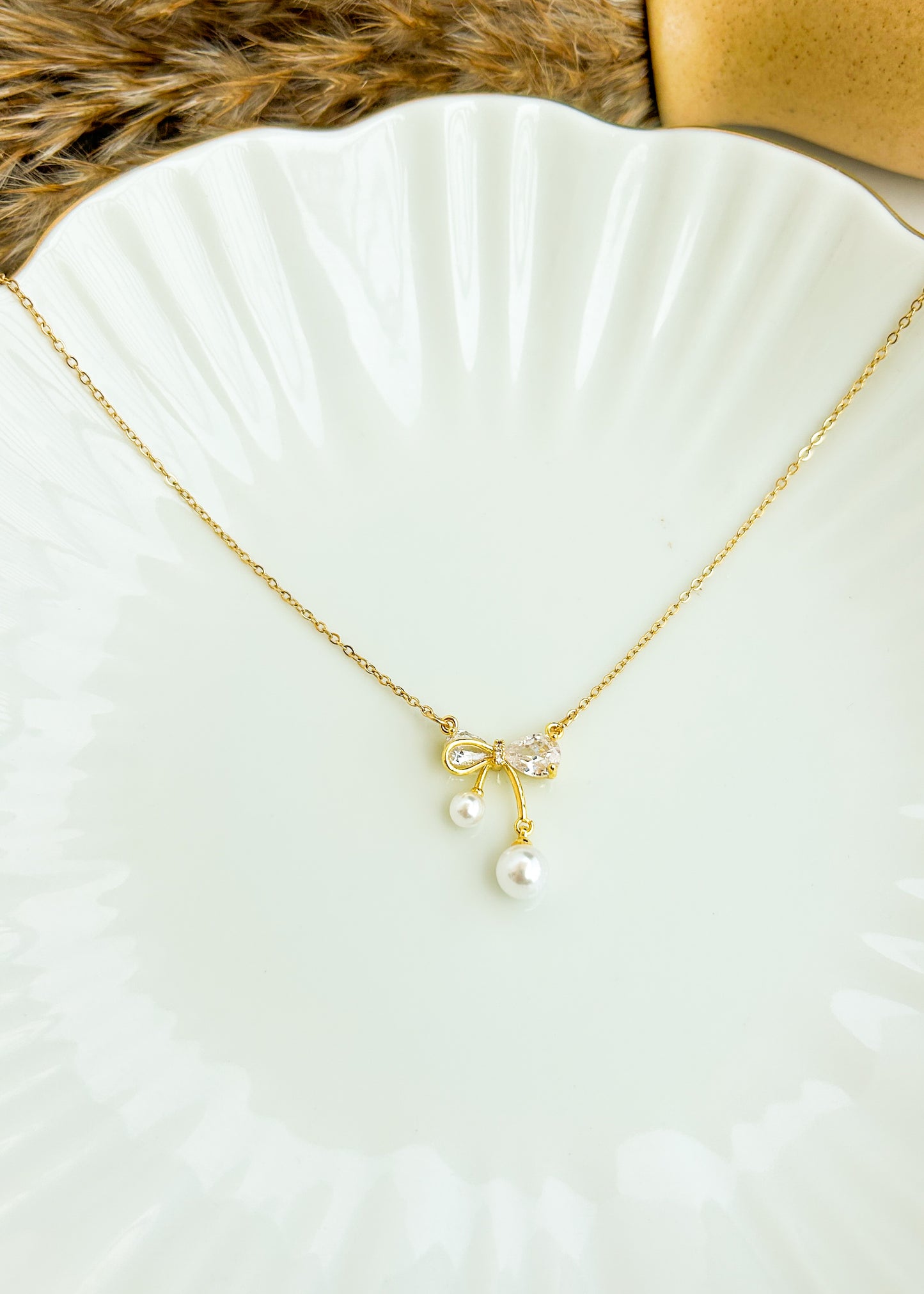 Delicate with pearl hanging necklace