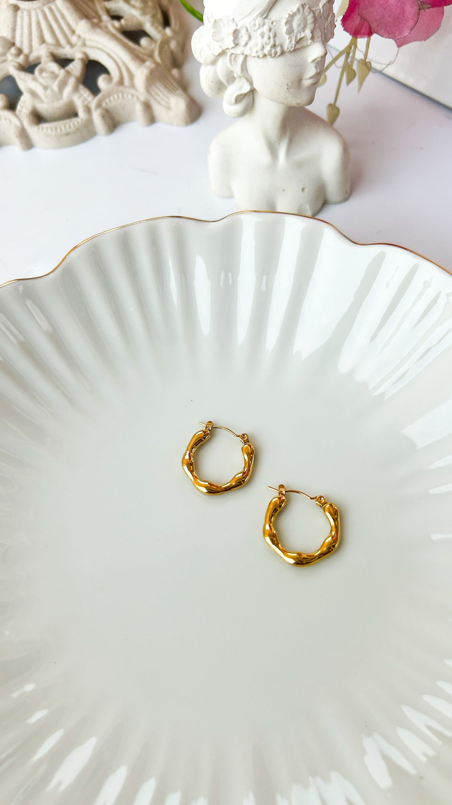 Bumpy detailed hoops