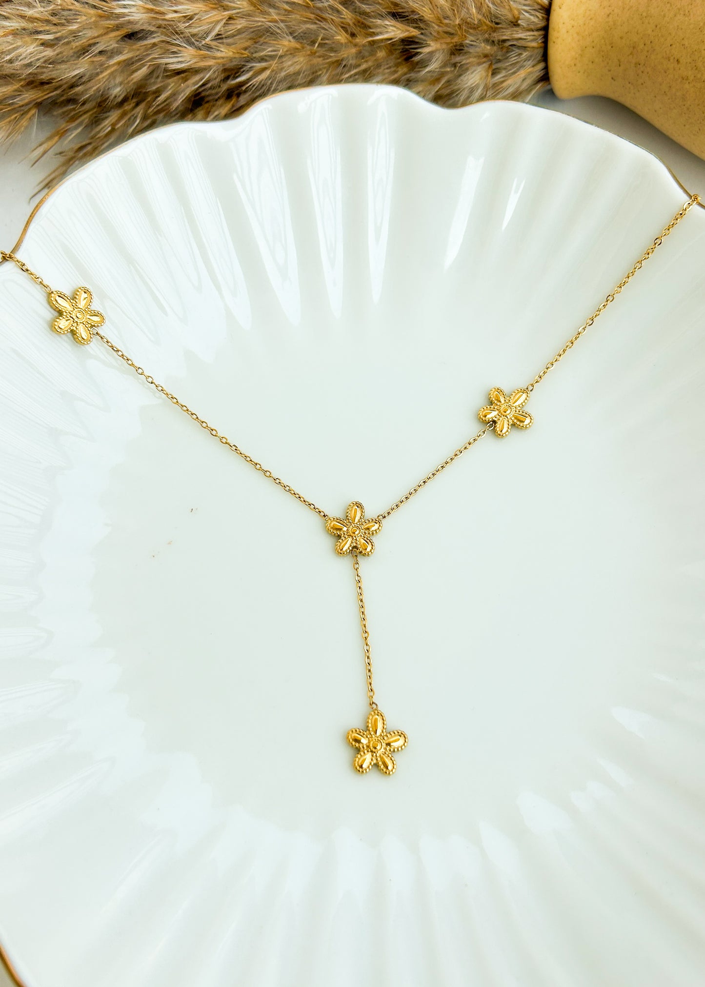 Floral necklace with hanging