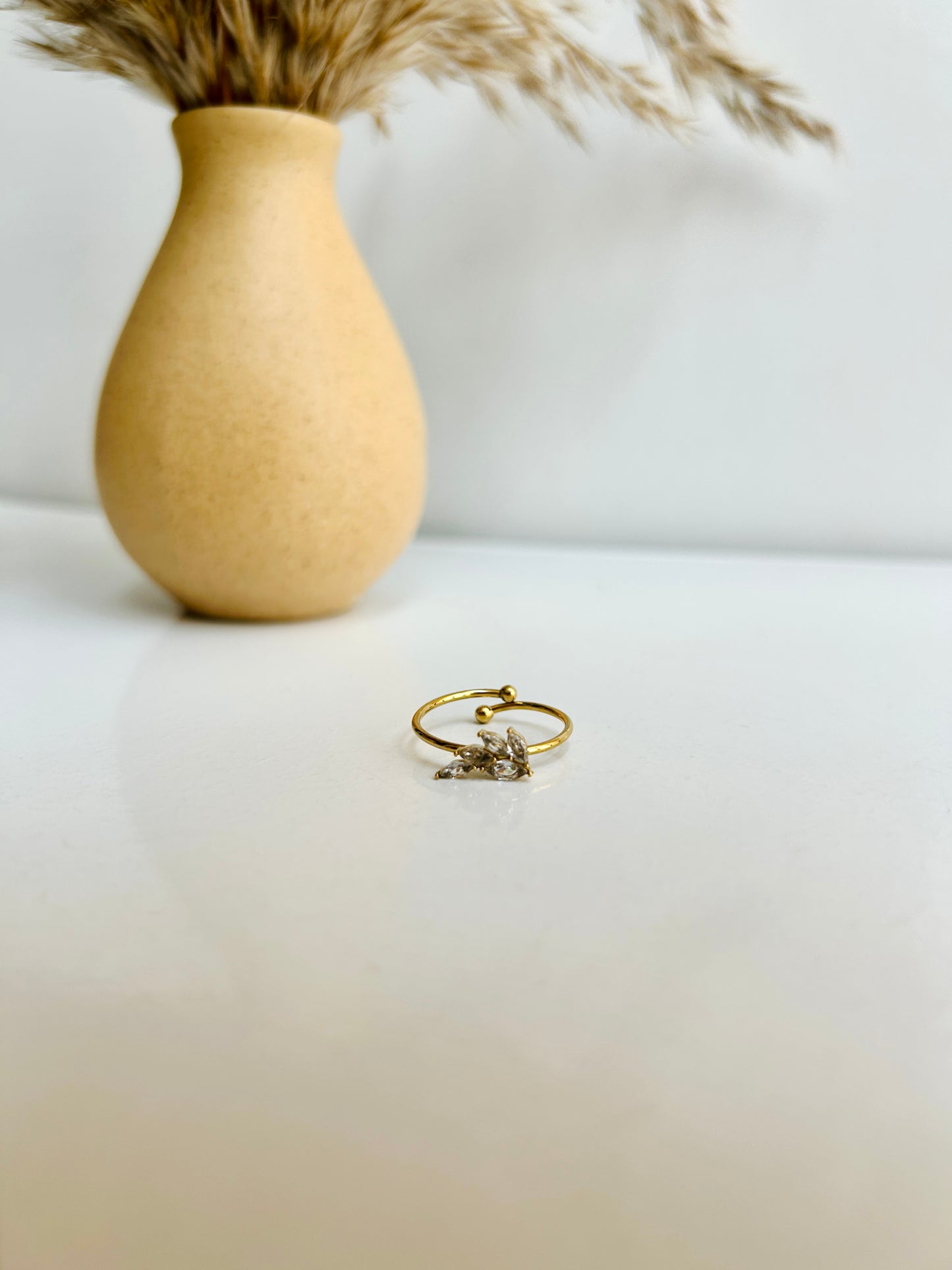 Leafy adjustable ring