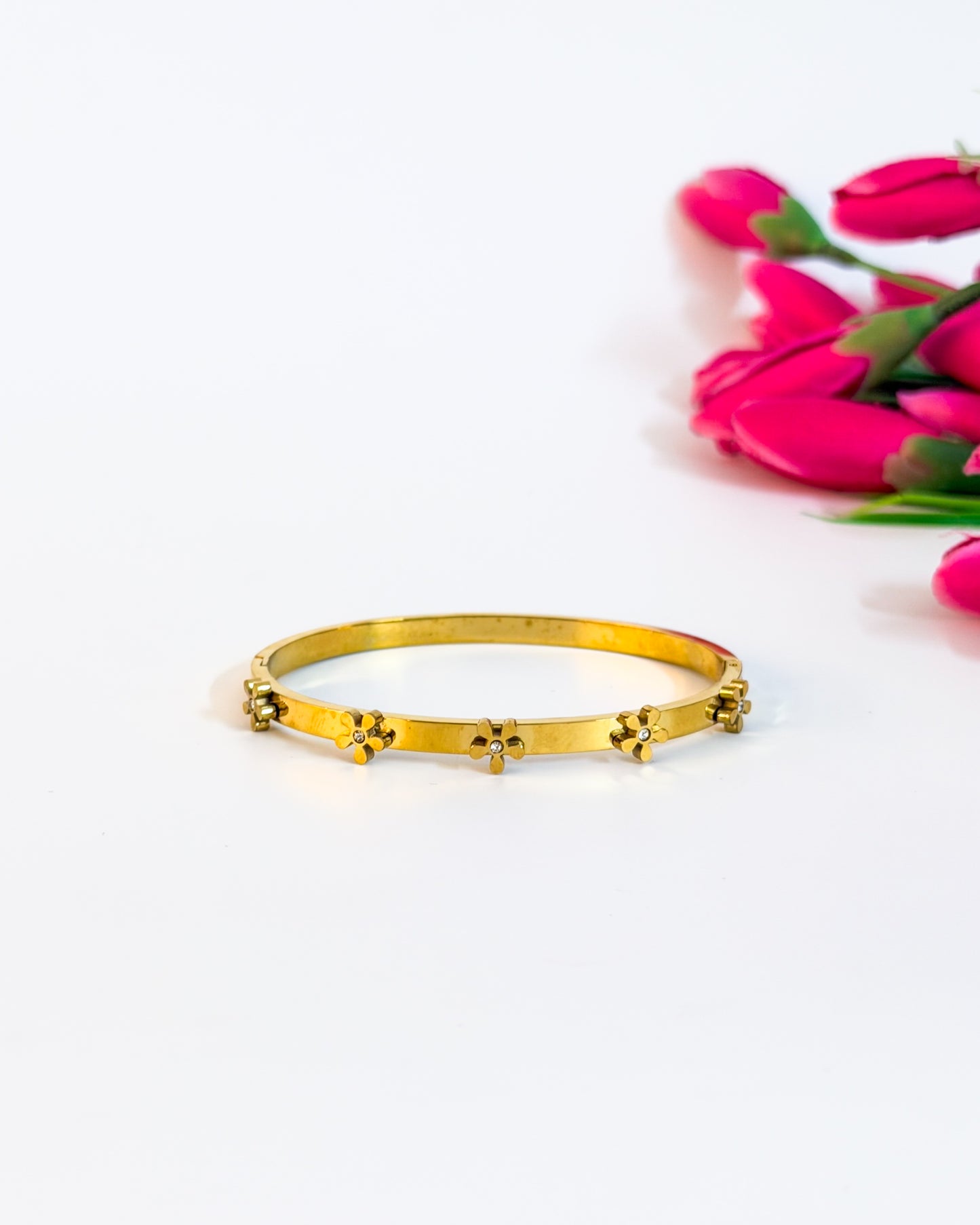 Delicate floral bracelet
