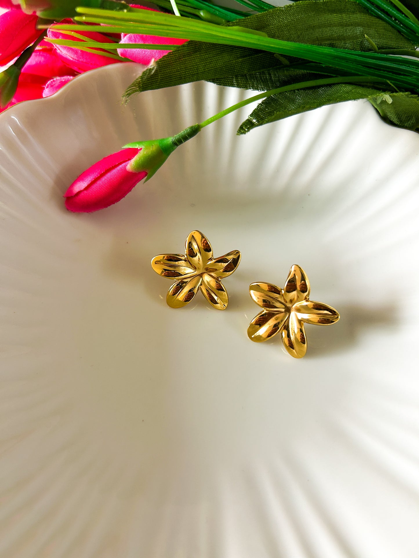 Stunner floral studs